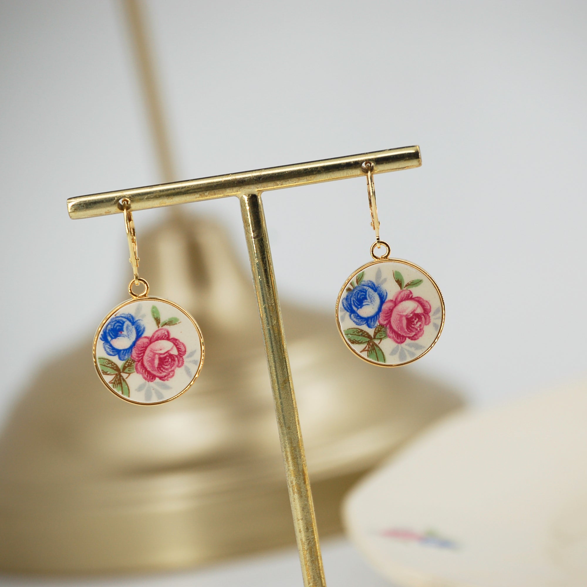 Boucles d'oreilles "Fleurs bleues et roses", finition or