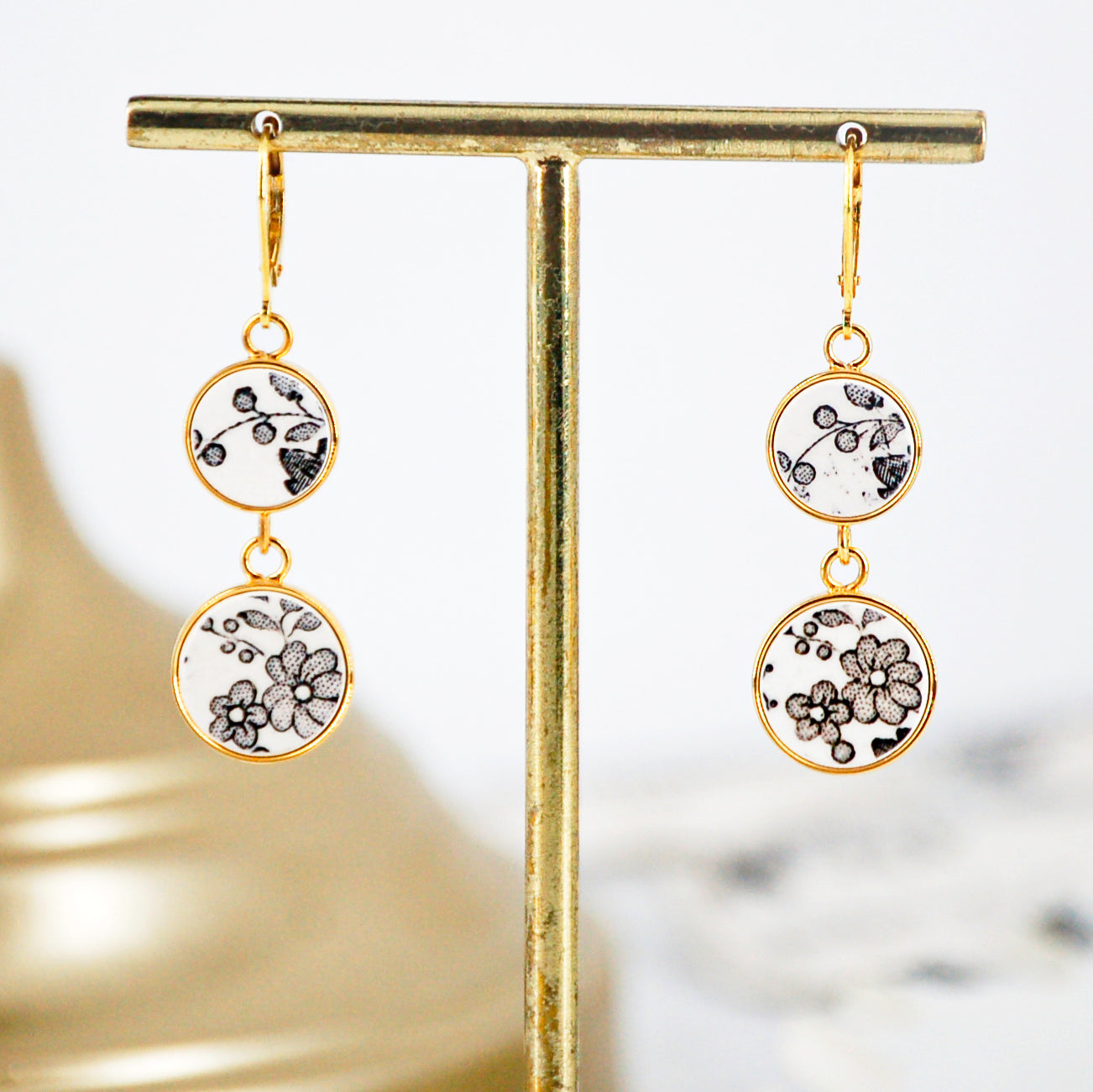 Boucles d'oreilles "Composition florale en noir et blanc", finition or
