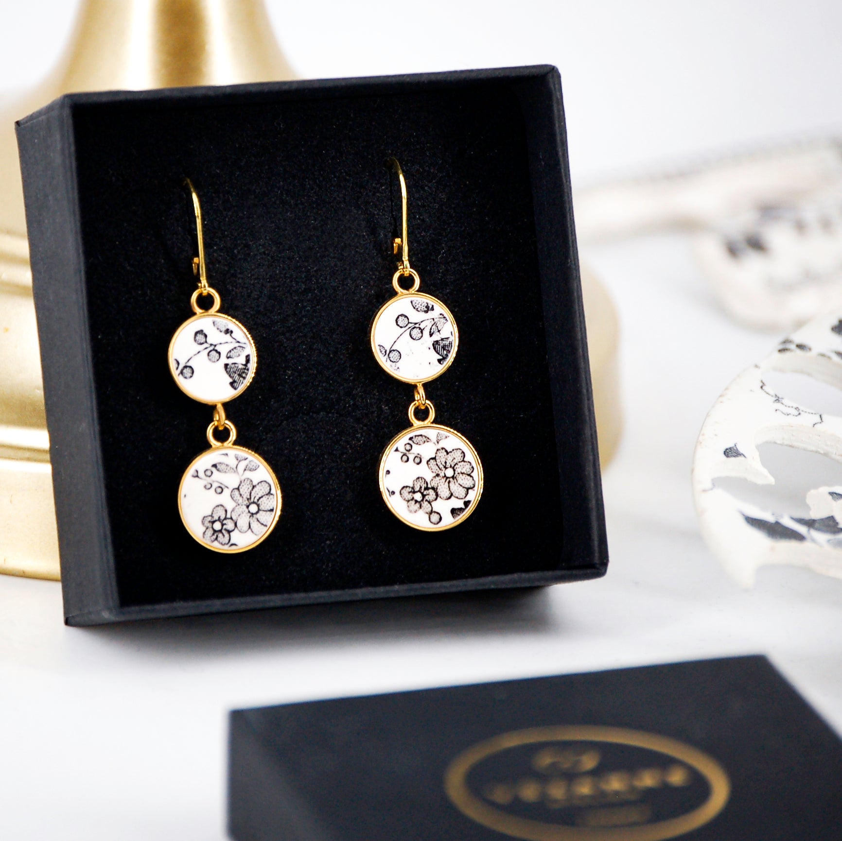 Boucles d'oreilles "Composition florale en noir et blanc", finition or