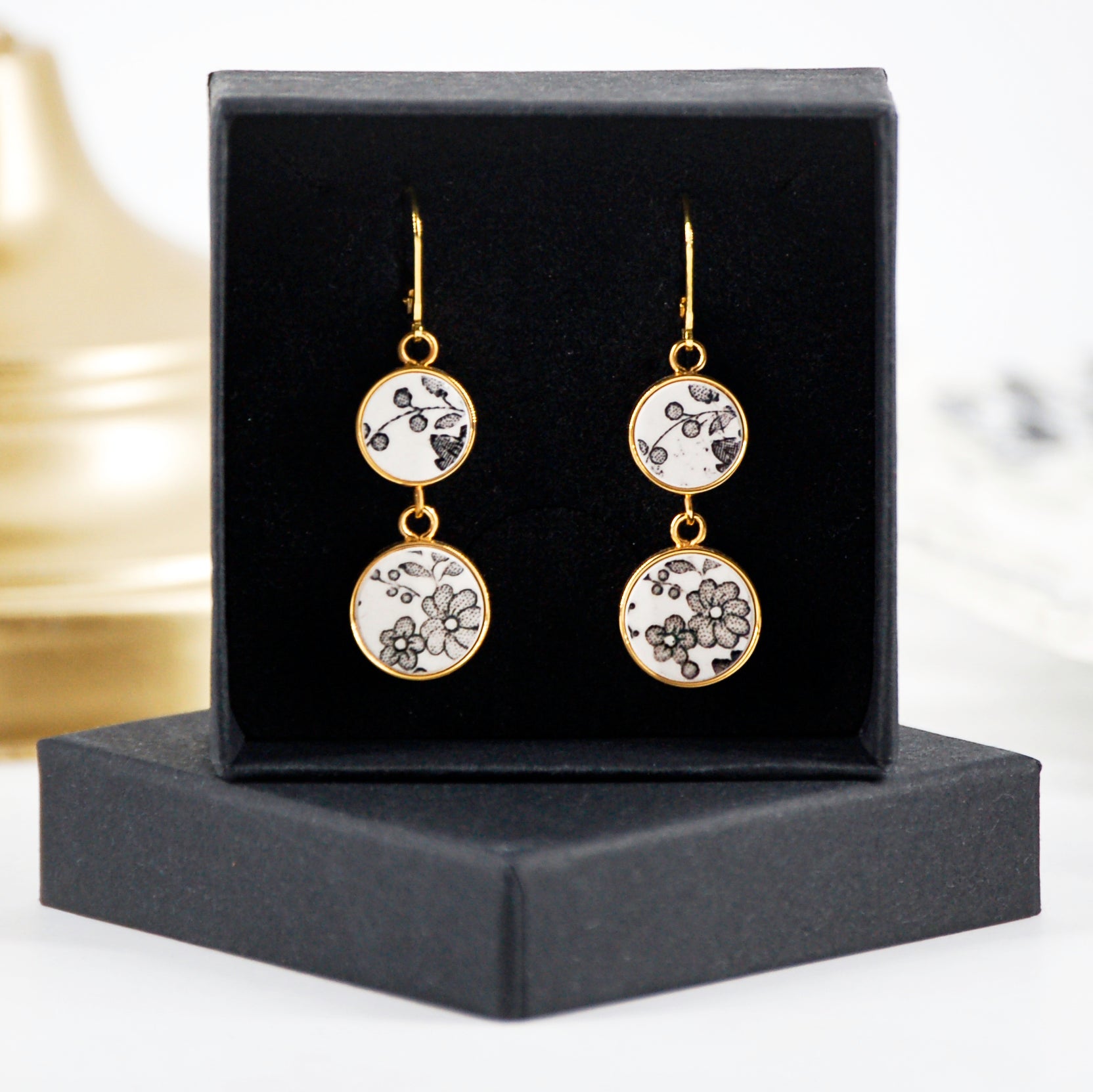 Boucles d'oreilles "Composition florale en noir et blanc", finition or