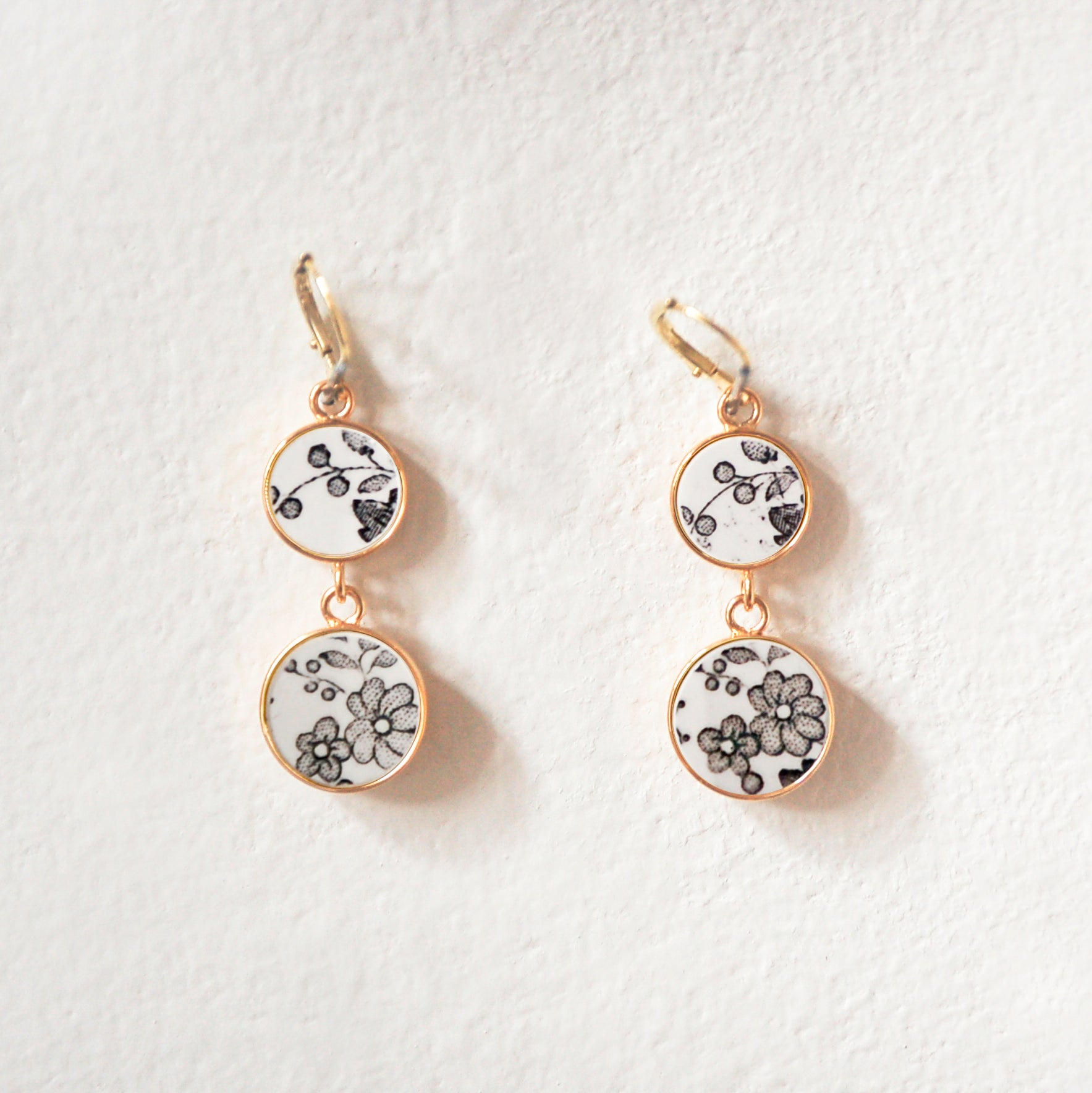 Boucles d'oreilles "Composition florale en noir et blanc", finition or