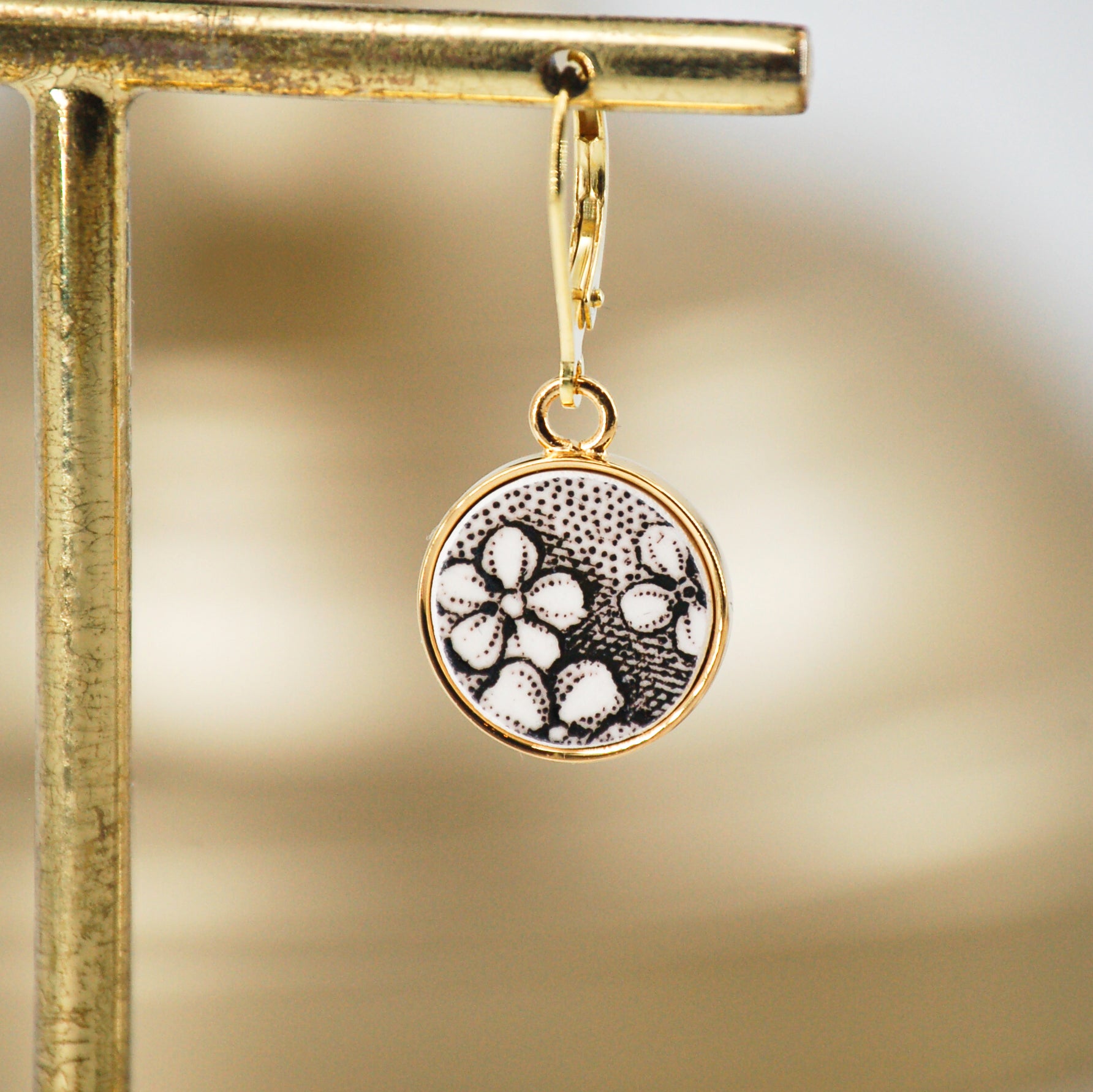 Boucles d'oreilles "Petites fleurs asymétriques du 19è siècle", finition or