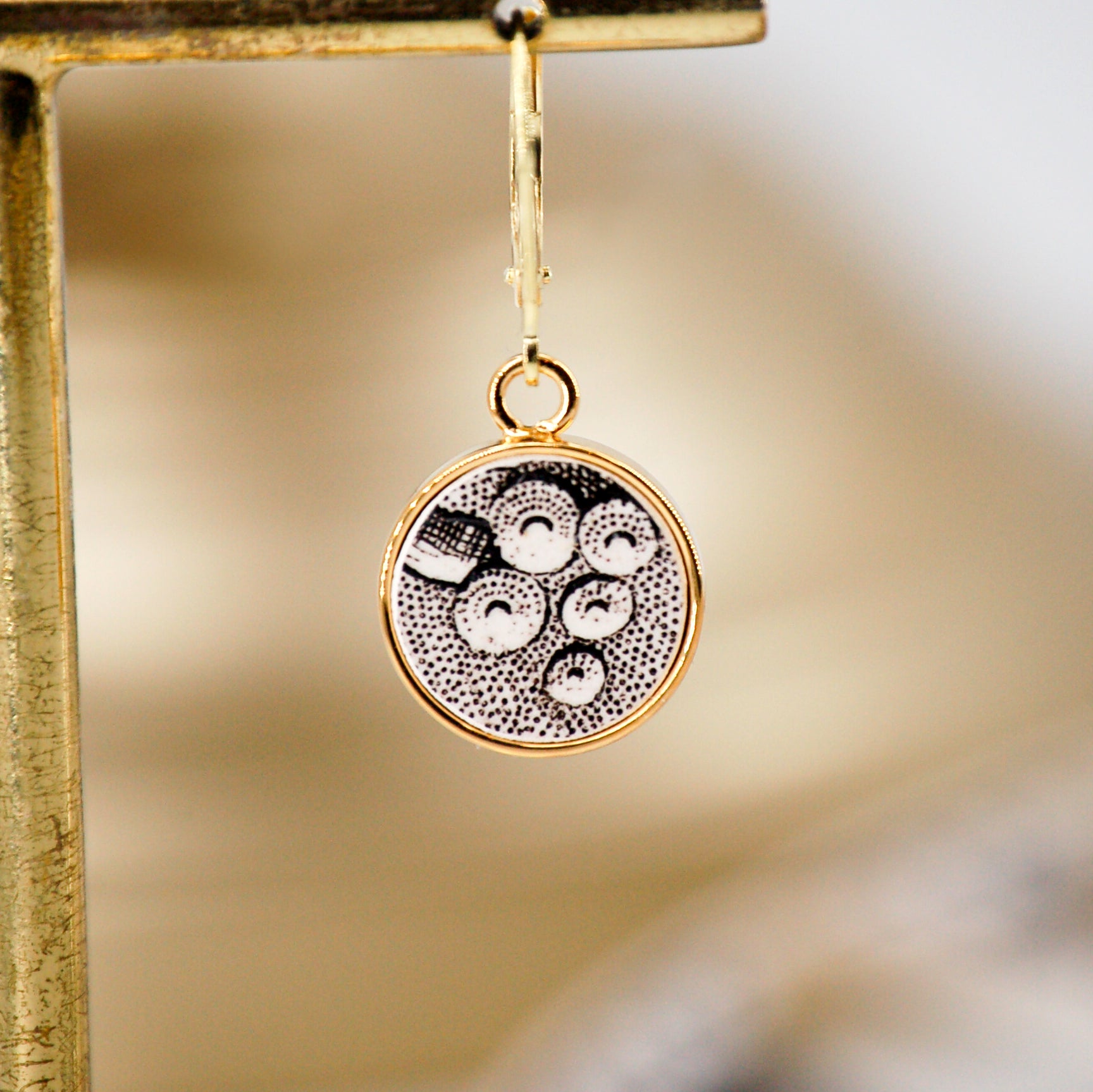 Boucles d'oreilles "Composition entre réalisme et abstraction", finition or