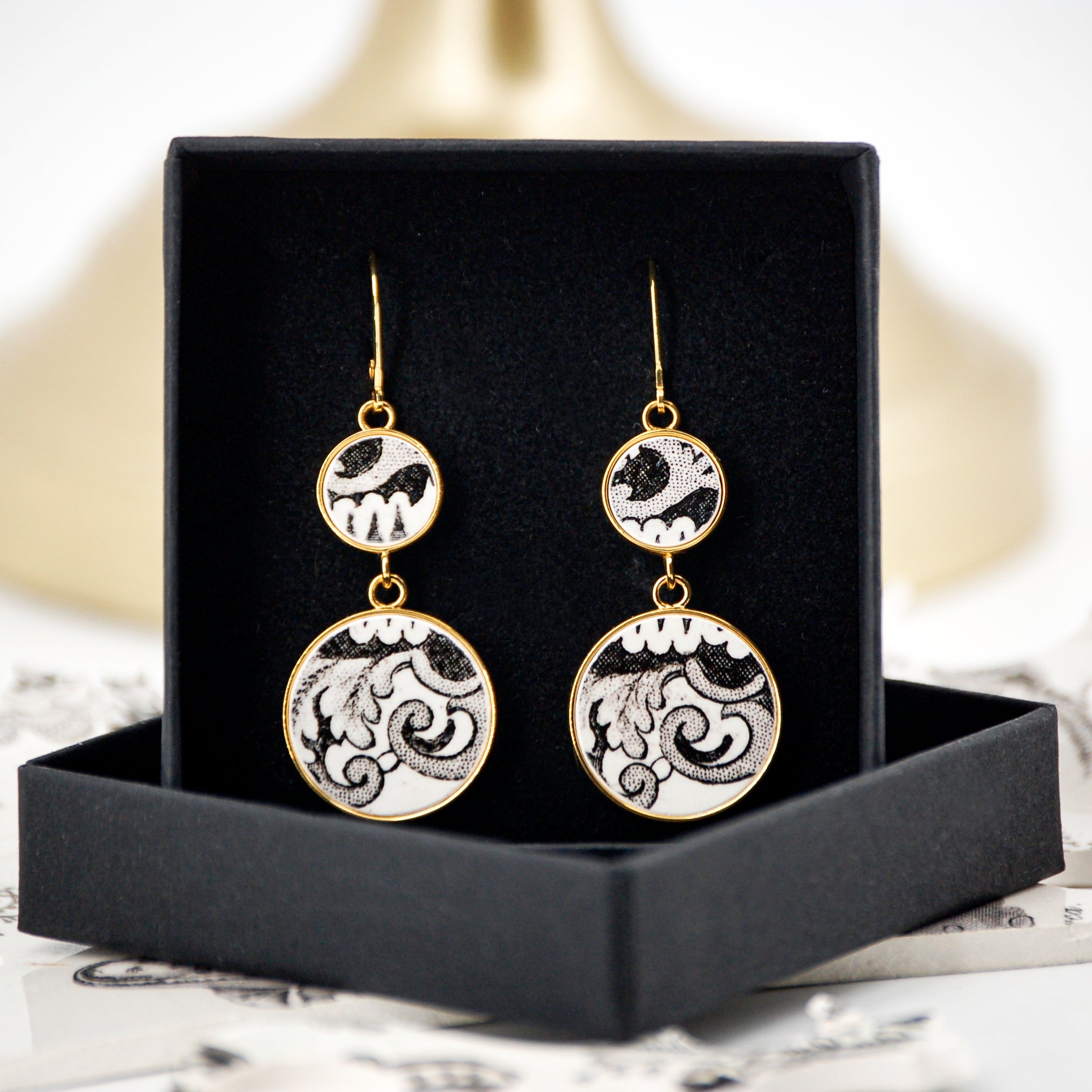Boucles d'oreilles "Acanthes et volutes en noir et blanc", finition or