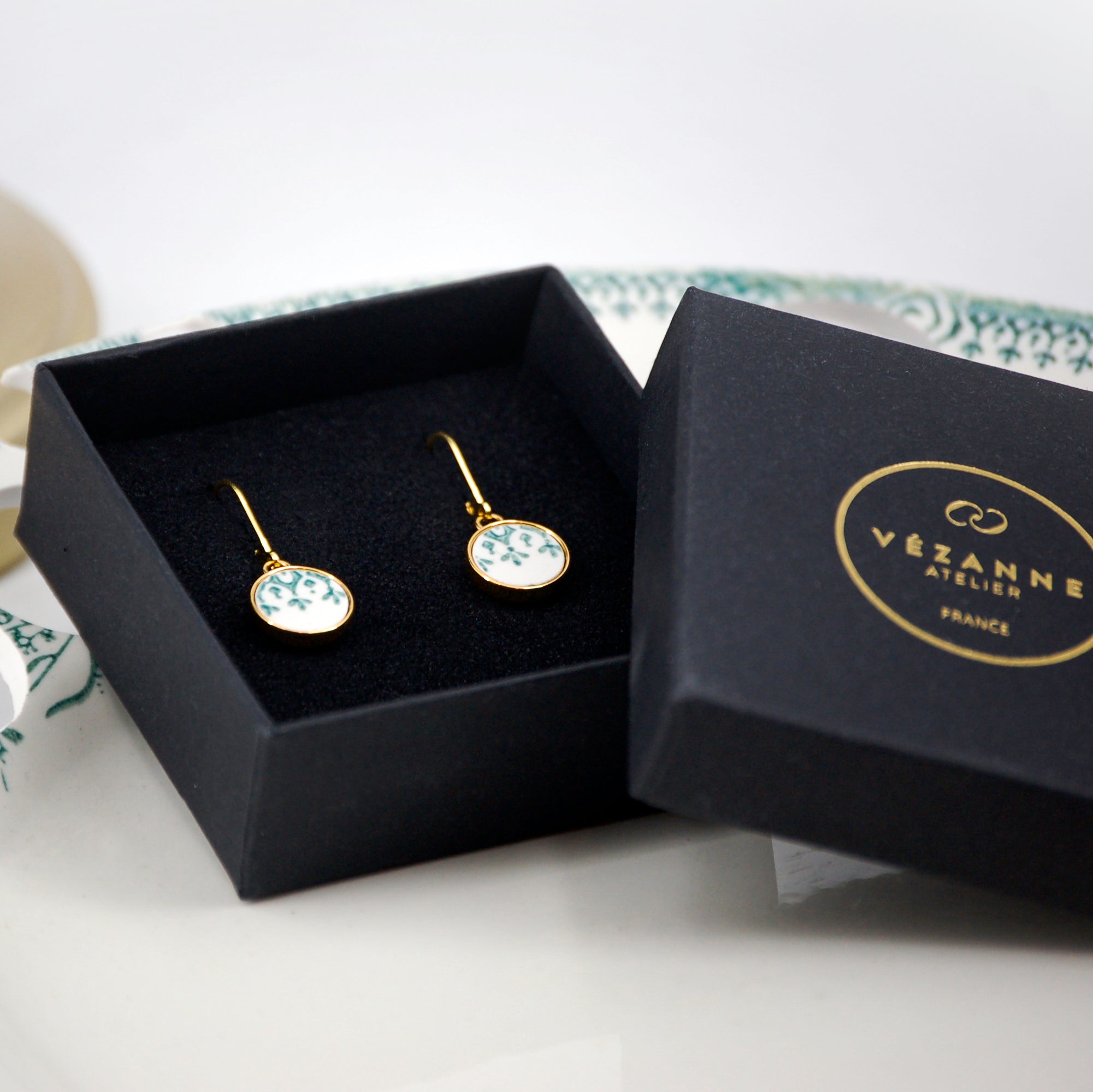 Boucles d'oreilles "Arabesques vertes", finition or