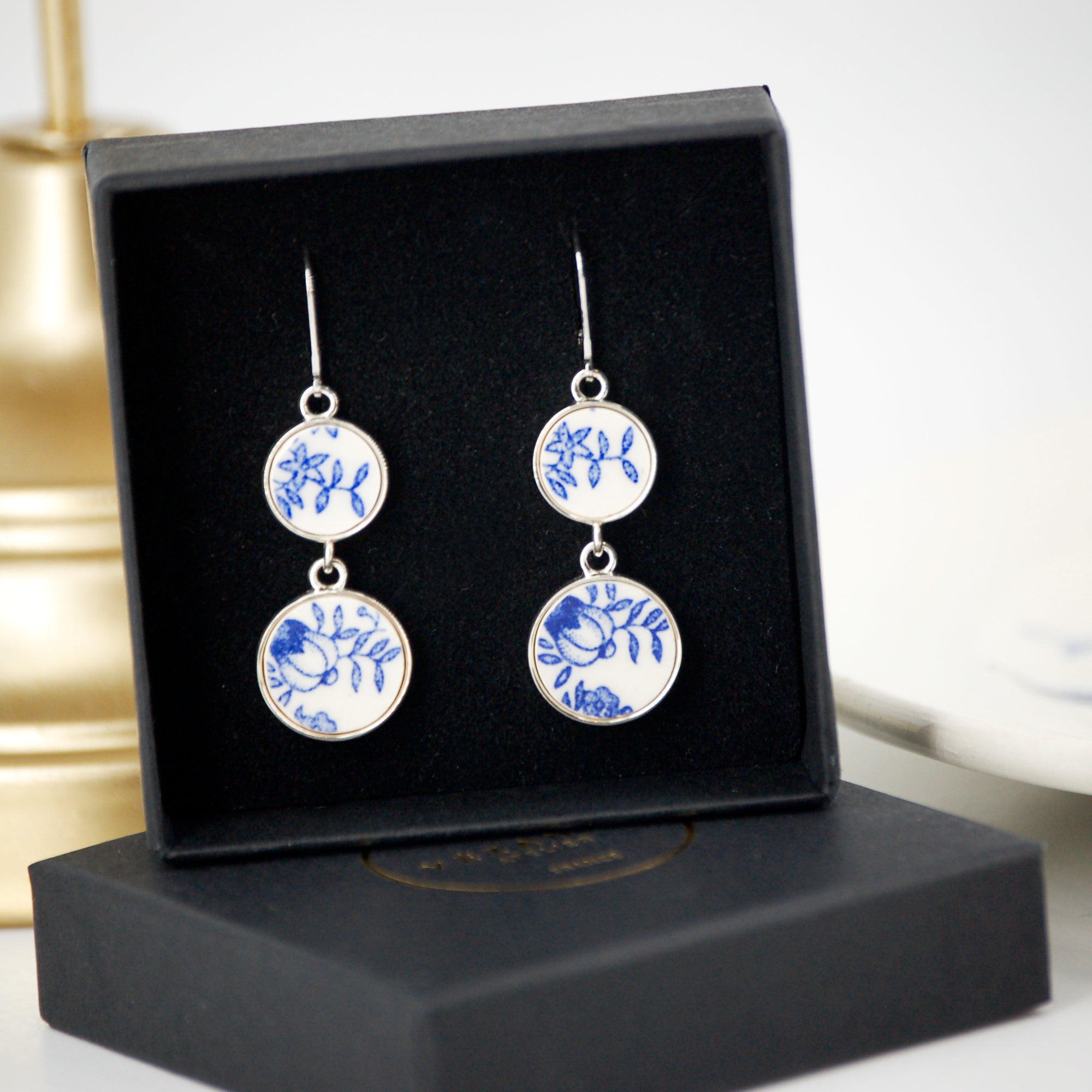 Boucles d'oreilles "Boutons et petites feuilles", finition argent.