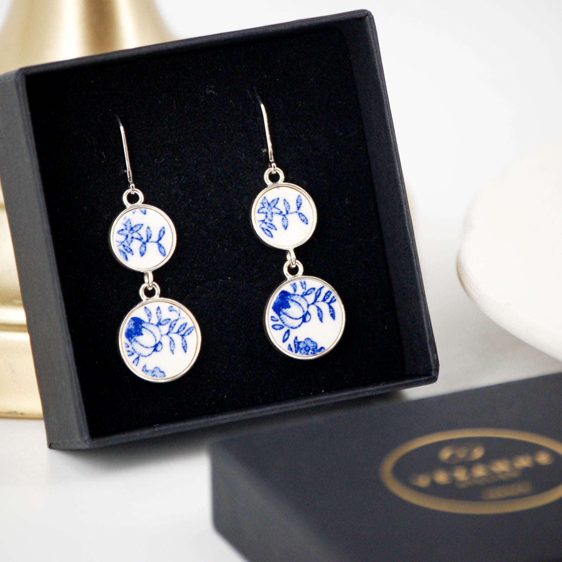 Boucles d'oreilles "Boutons et petites feuilles", finition argent.