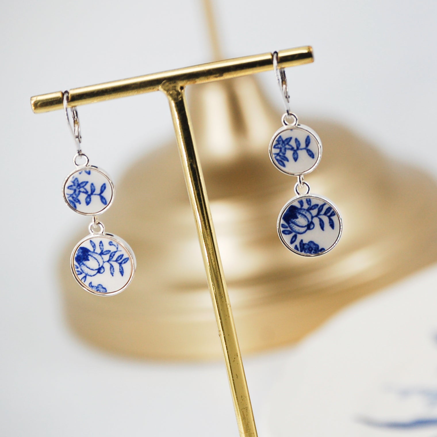 Boucles d'oreilles "Boutons et petites feuilles", finition argent.