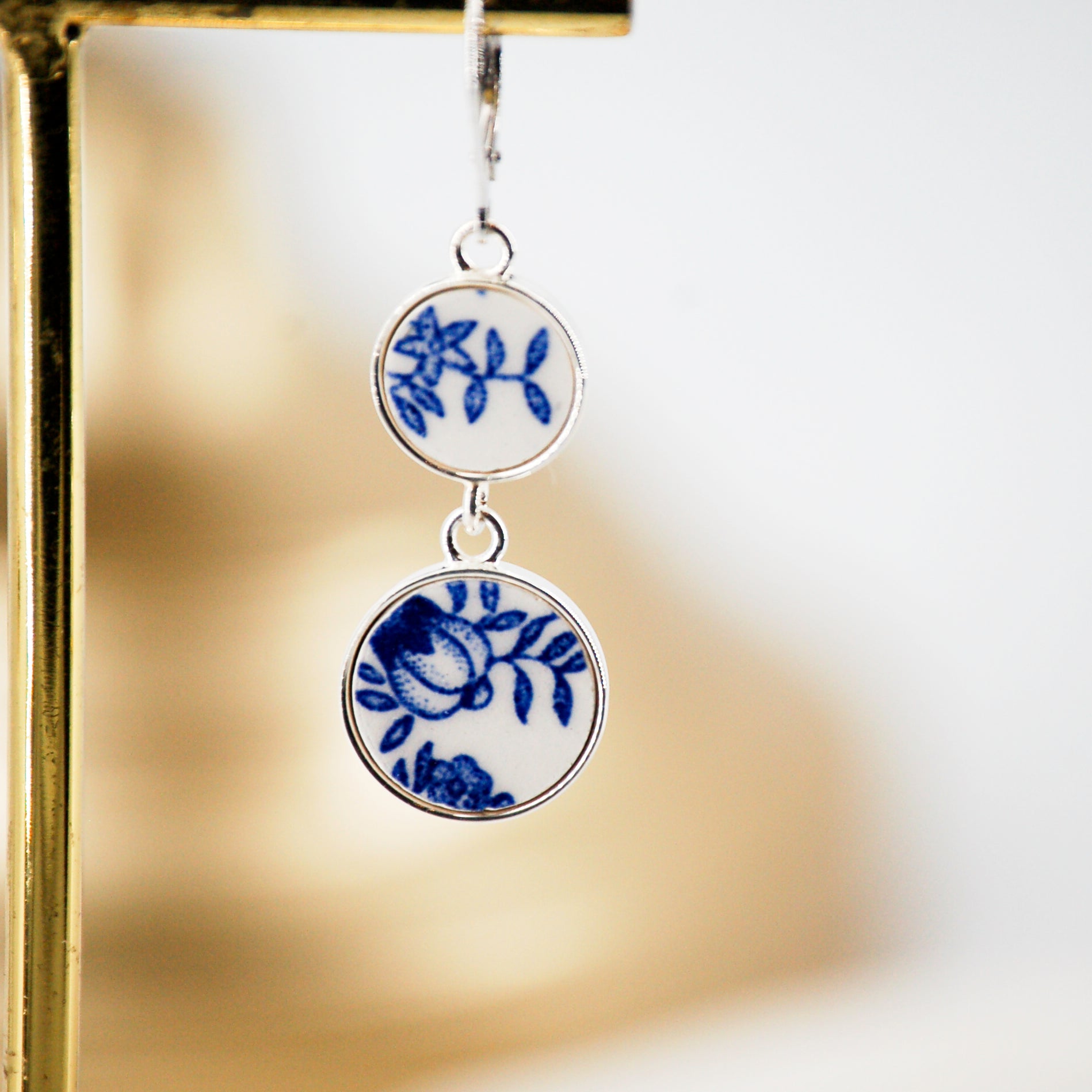 Boucles d'oreilles "Boutons et petites feuilles", finition argent.