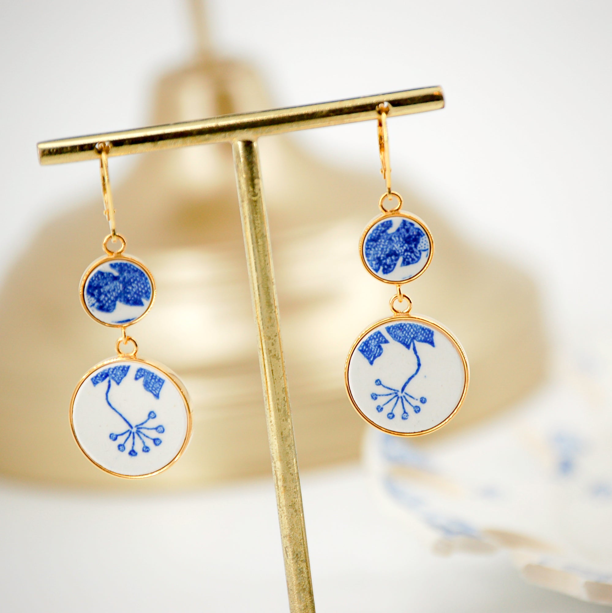 Boucles d'oreilles "Fleurs et feuillage bleus", finition or