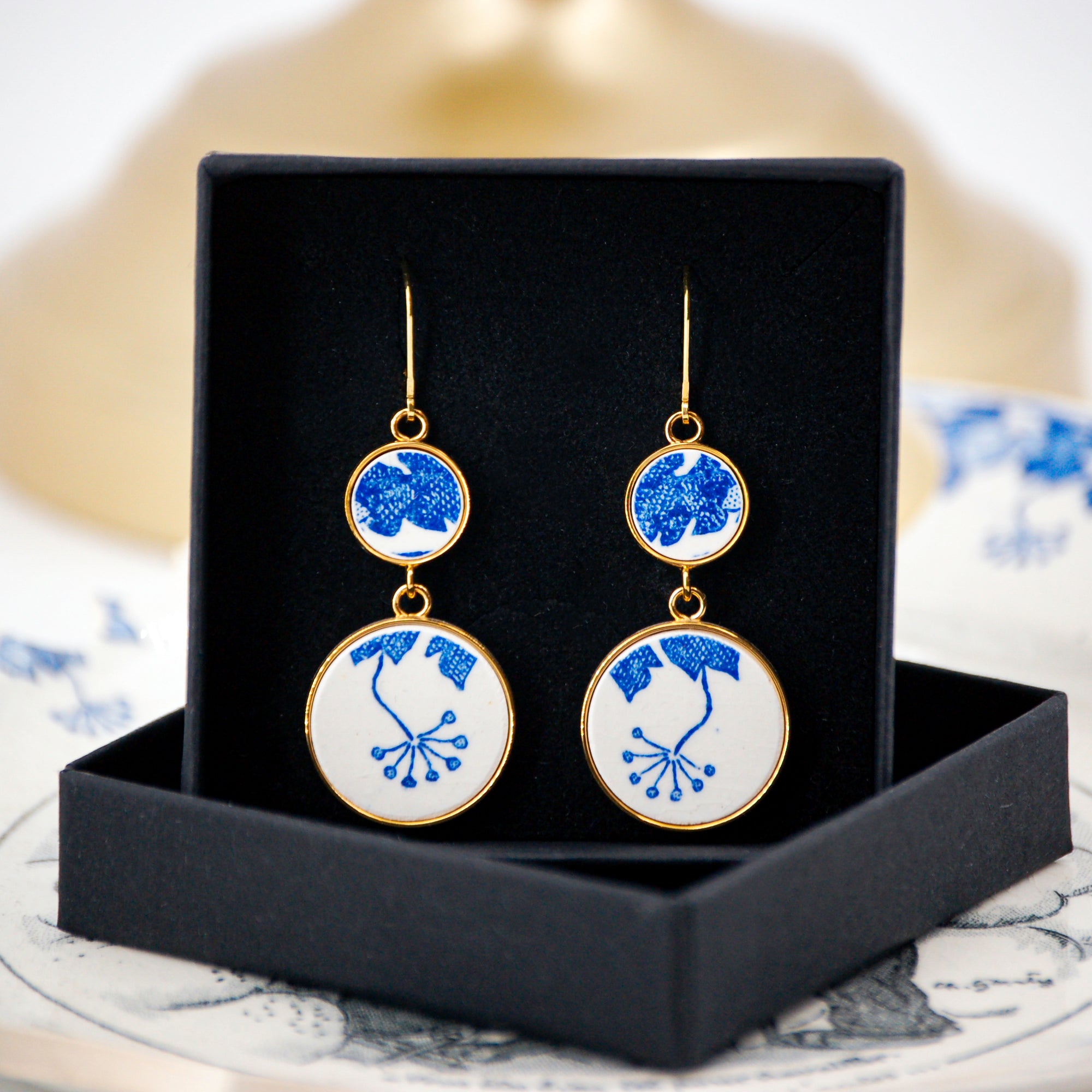 Boucles d'oreilles "Fleurs et feuillage bleus", finition or