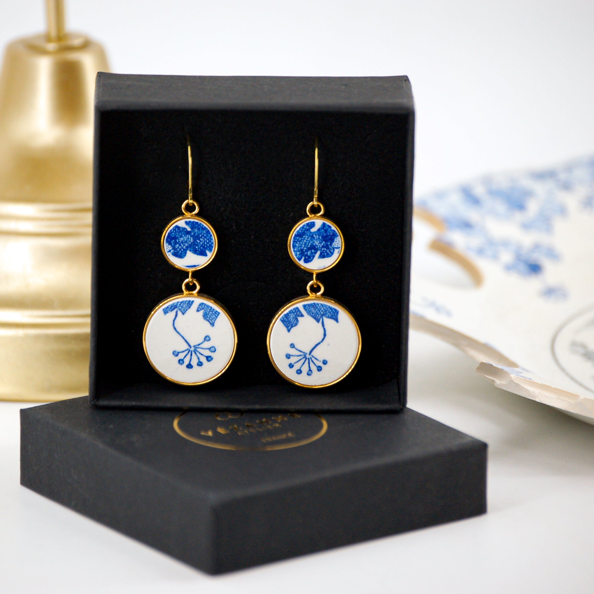 Boucles d'oreilles "Fleurs et feuillage bleus", finition or