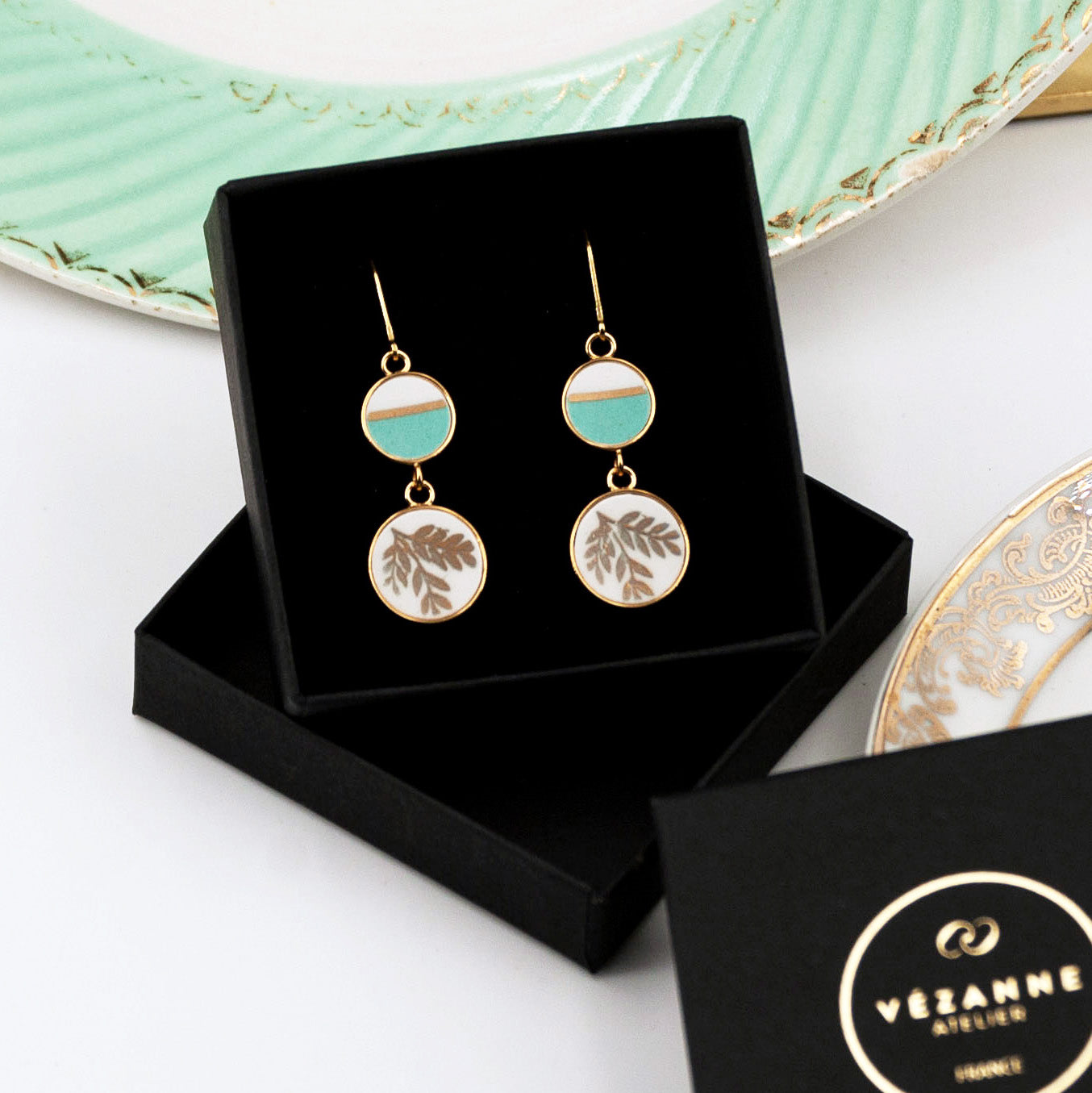 Boucles d'oreilles "Composition feuillage doré et émail turquoise", finition or
