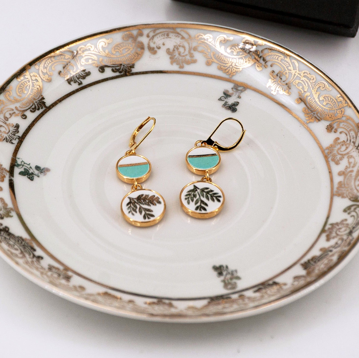 Boucles d'oreilles "Composition feuillage doré et émail turquoise", finition or