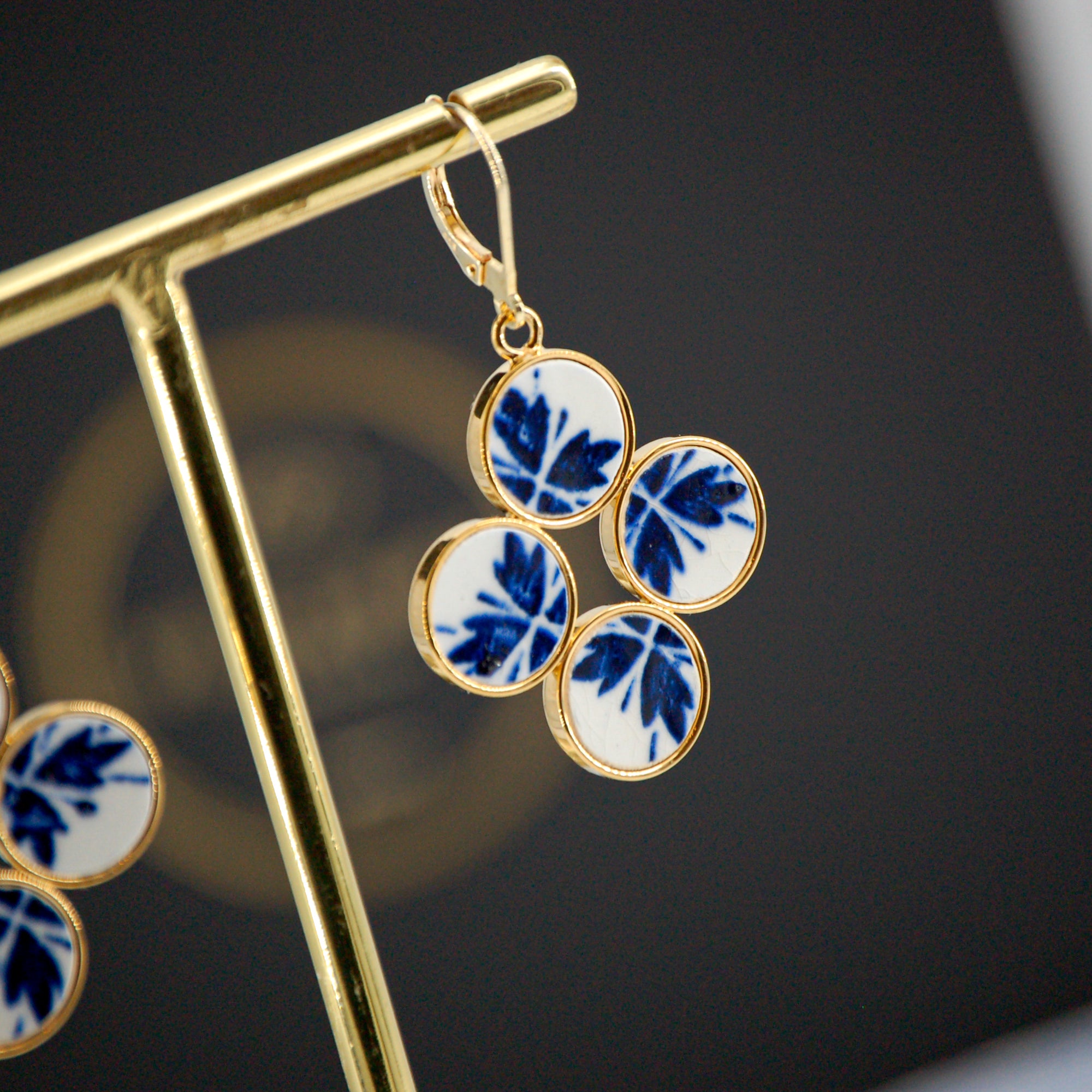 Boucles d'oreilles "Fleurs bleues", finition or