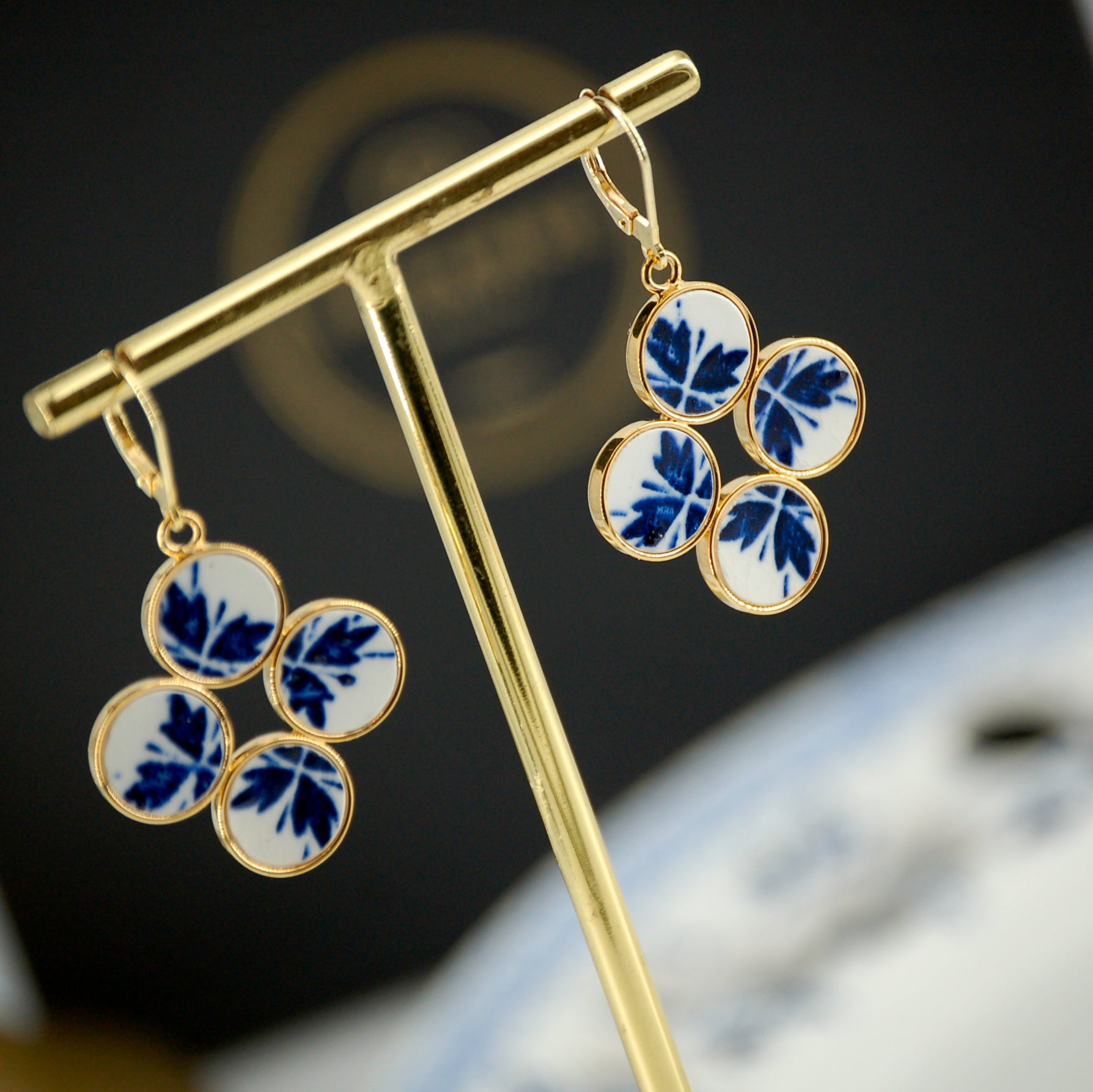 Boucles d'oreilles "Fleurs bleues", finition or