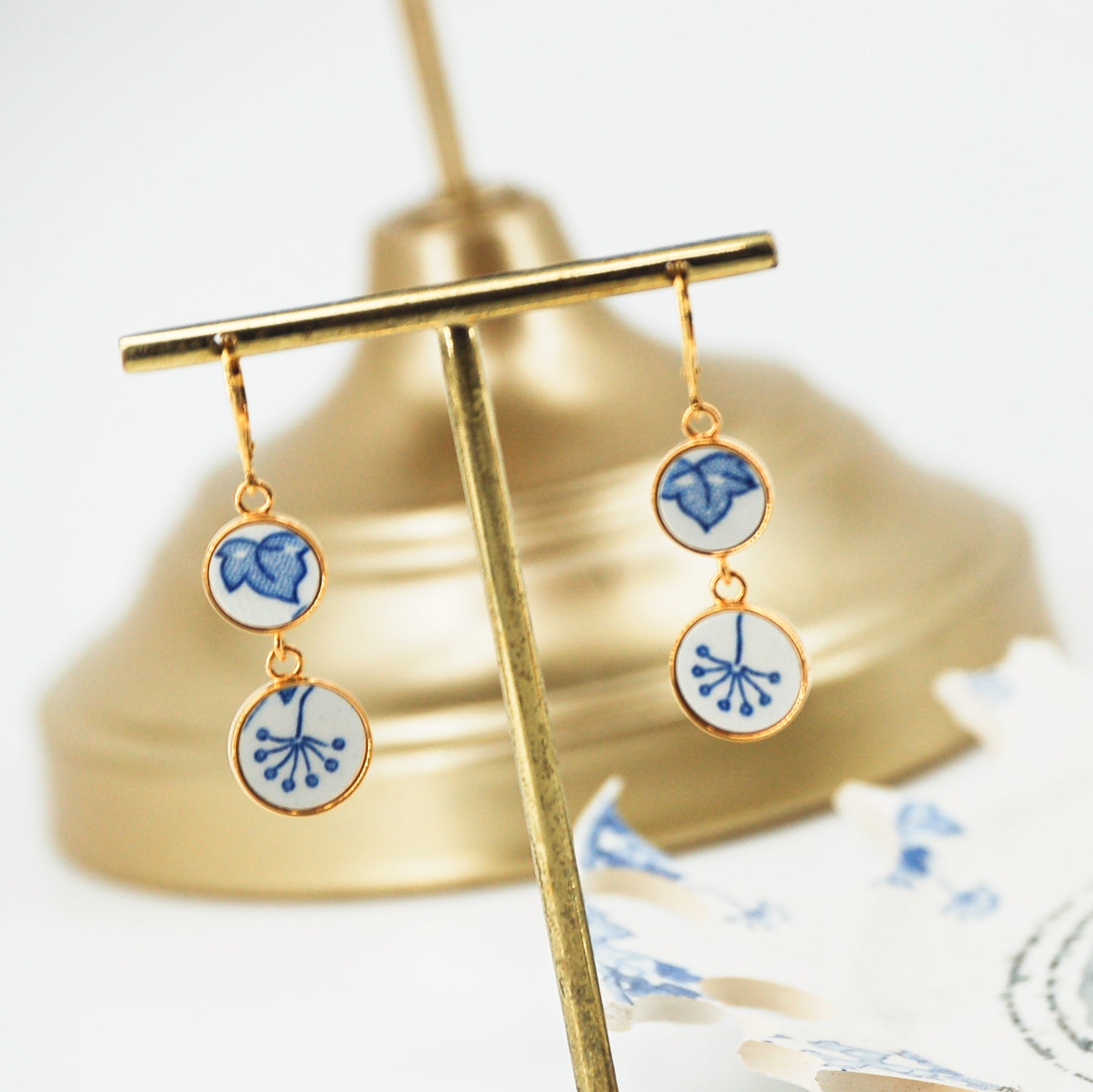 Boucles d'oreilles "fleurs bleues", finition or