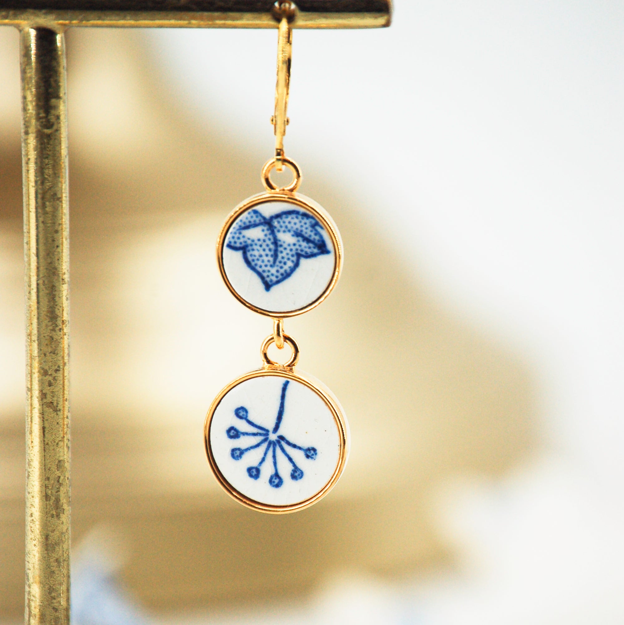 Boucles d'oreilles "fleurs bleues", finition or
