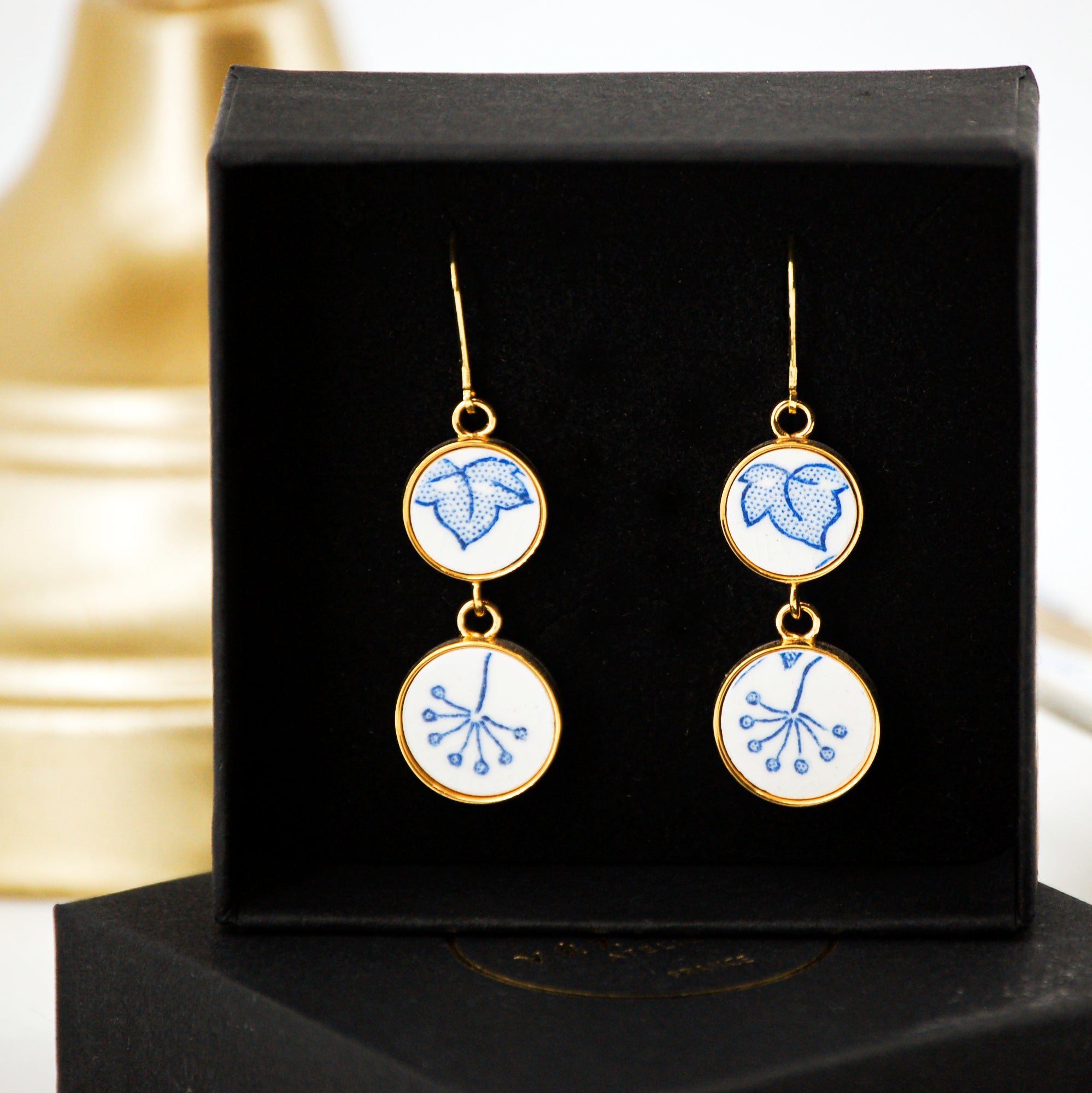 Boucles d'oreilles "fleurs bleues", finition or