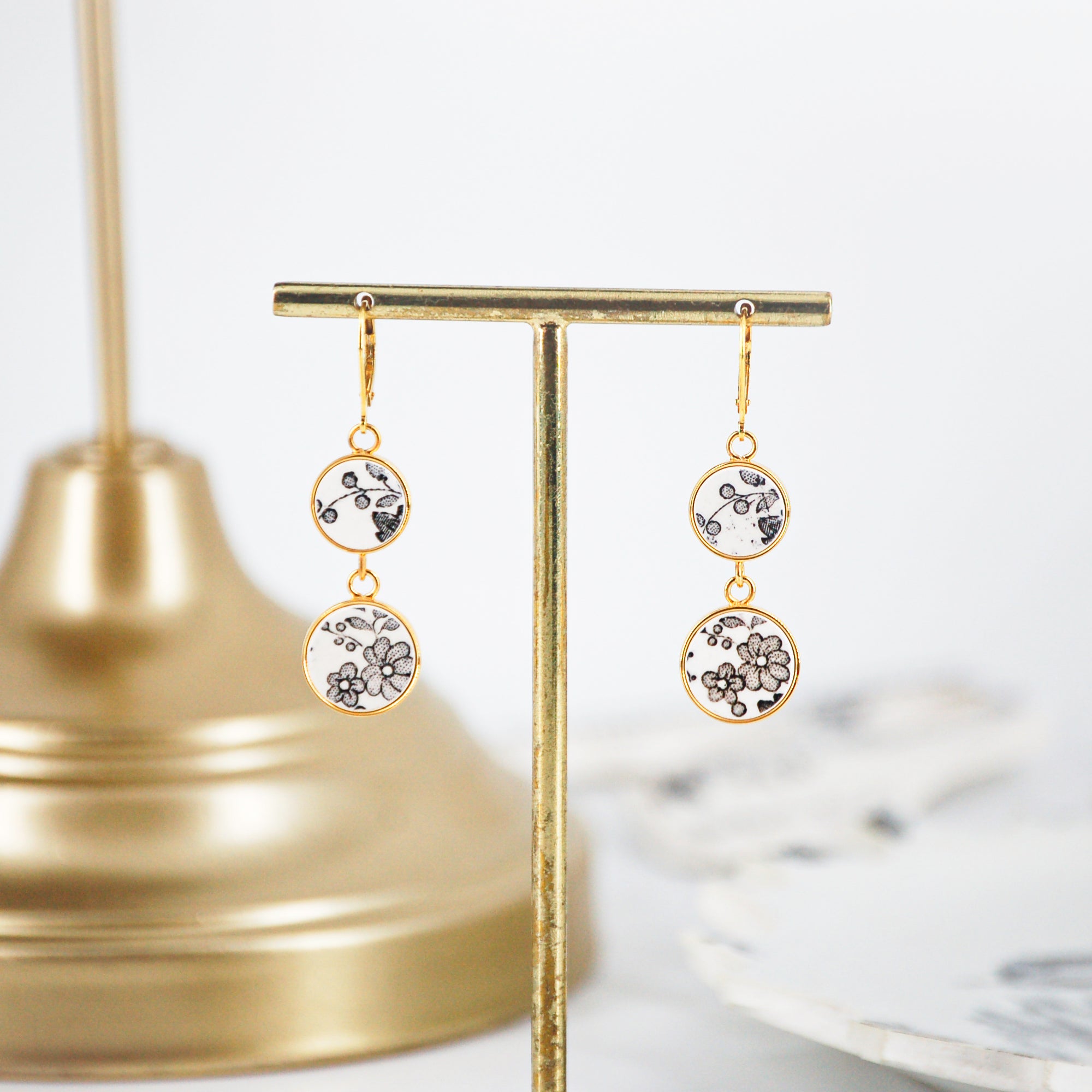 Boucles d'oreilles "Composition florale en noir et blanc", finition or