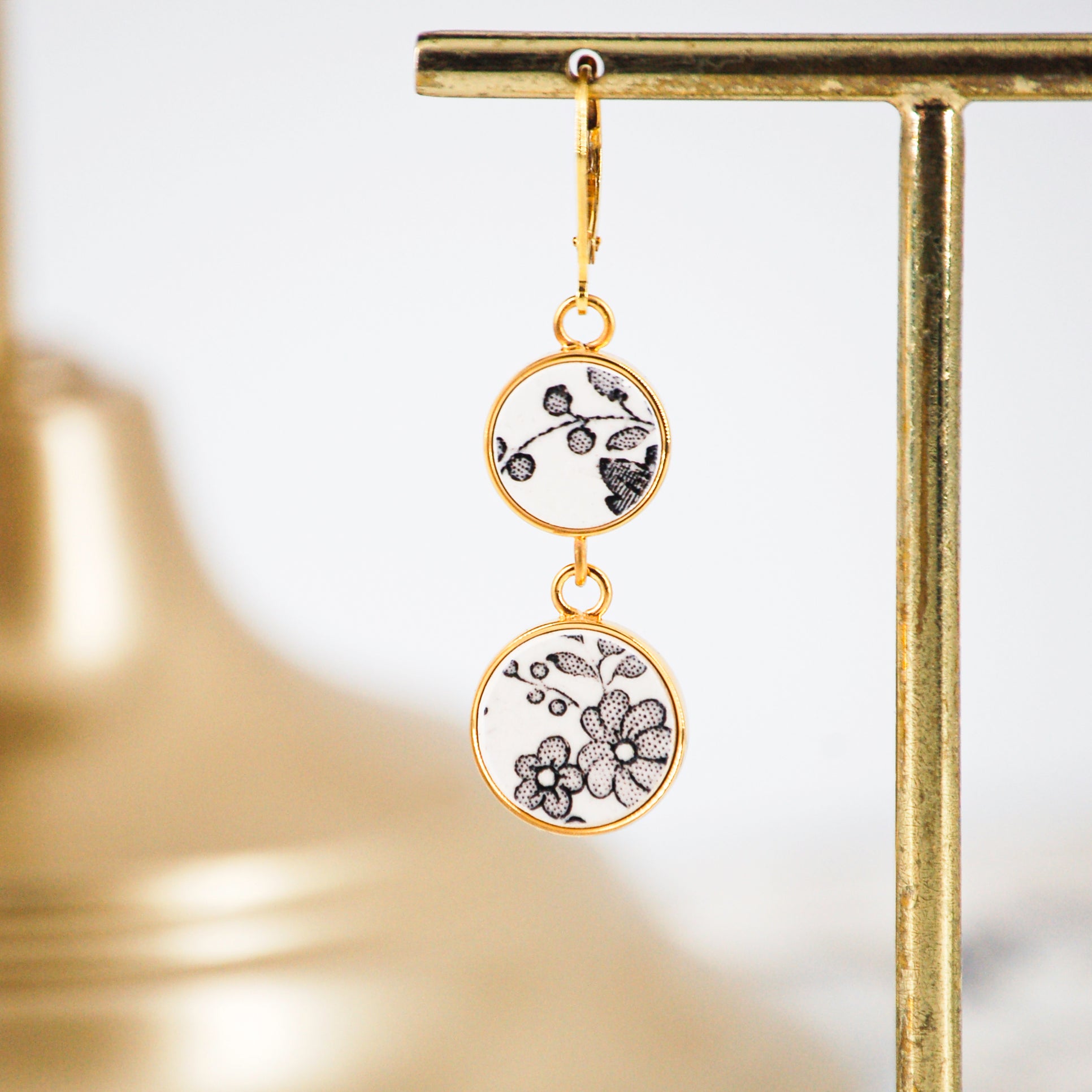Boucles d'oreilles "Composition florale en noir et blanc", finition or