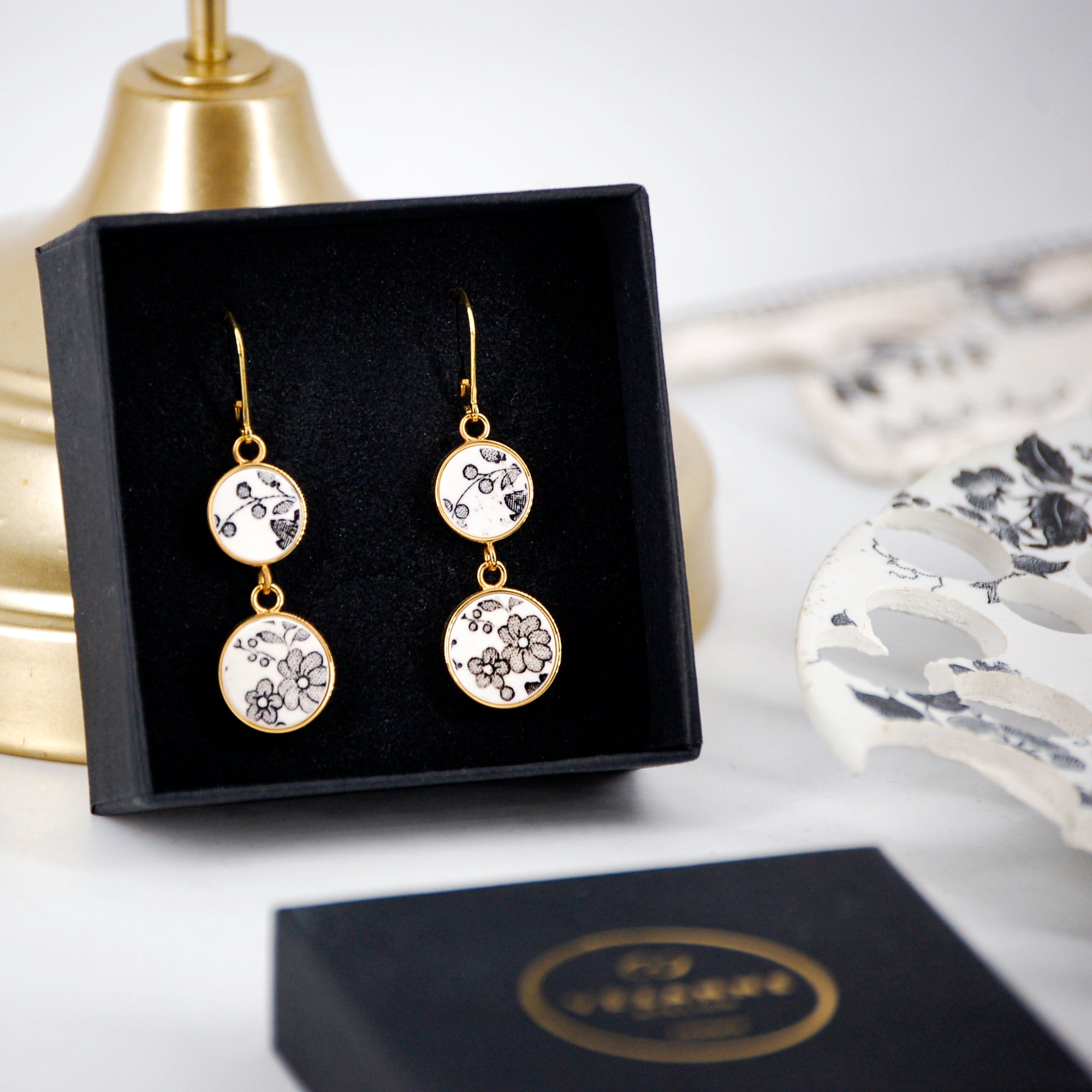 Boucles d'oreilles "Composition florale en noir et blanc", finition or