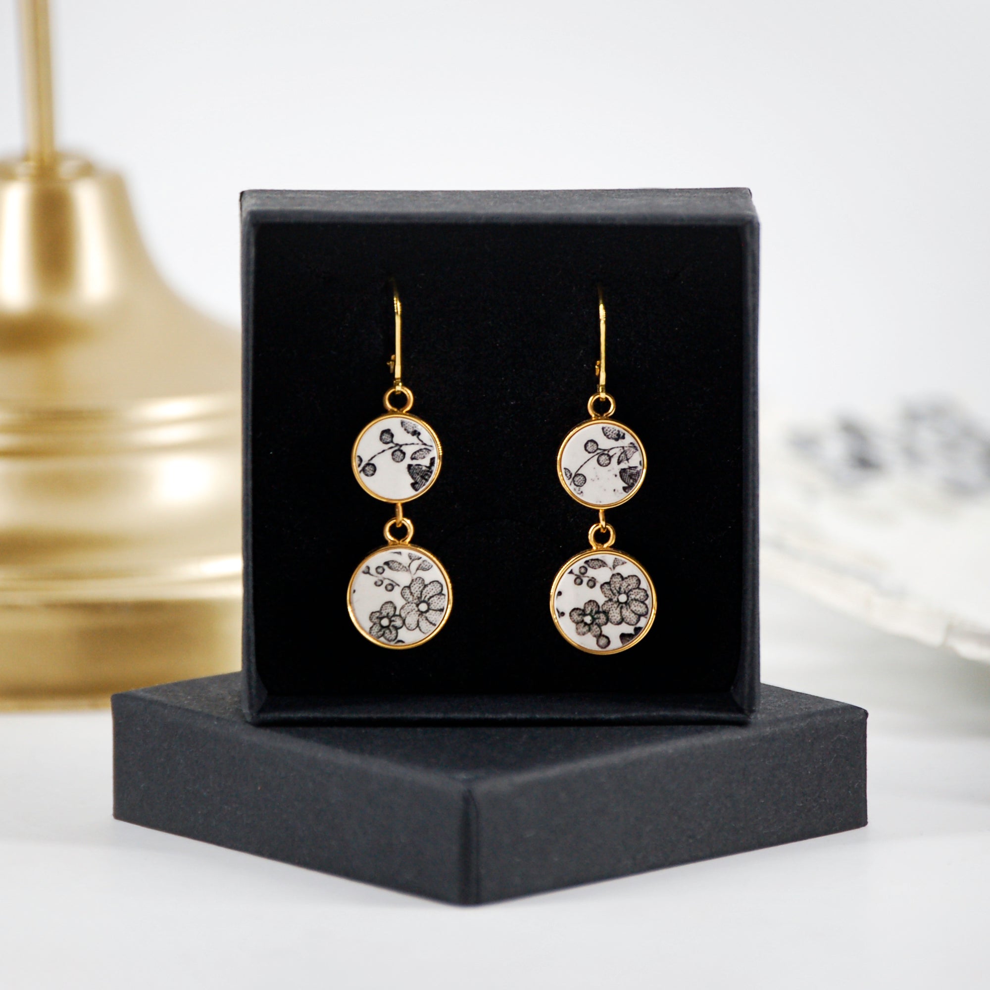 Boucles d'oreilles "Composition florale en noir et blanc", finition or