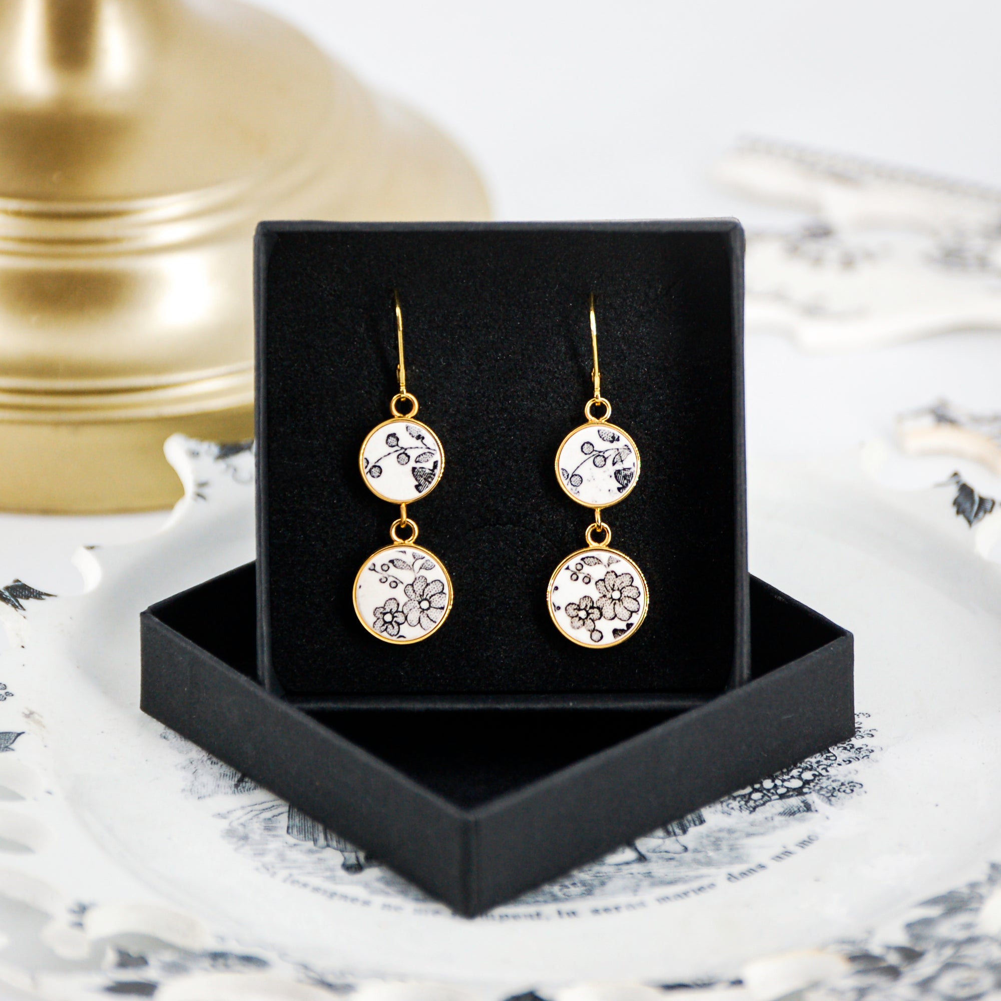Boucles d'oreilles "Composition florale en noir et blanc", finition or
