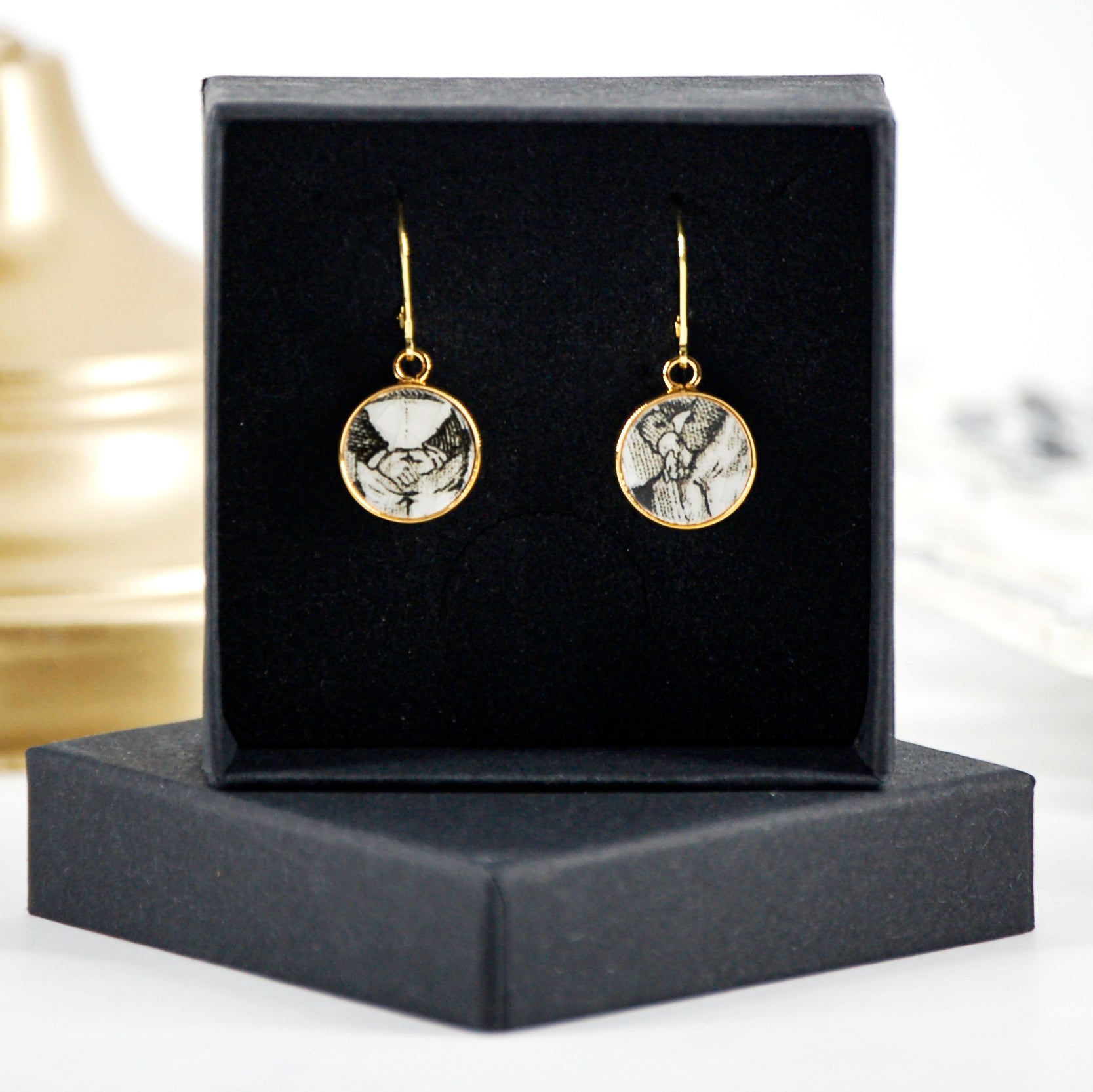 Boucles d'oreilles "De petites mains croisées", finition or