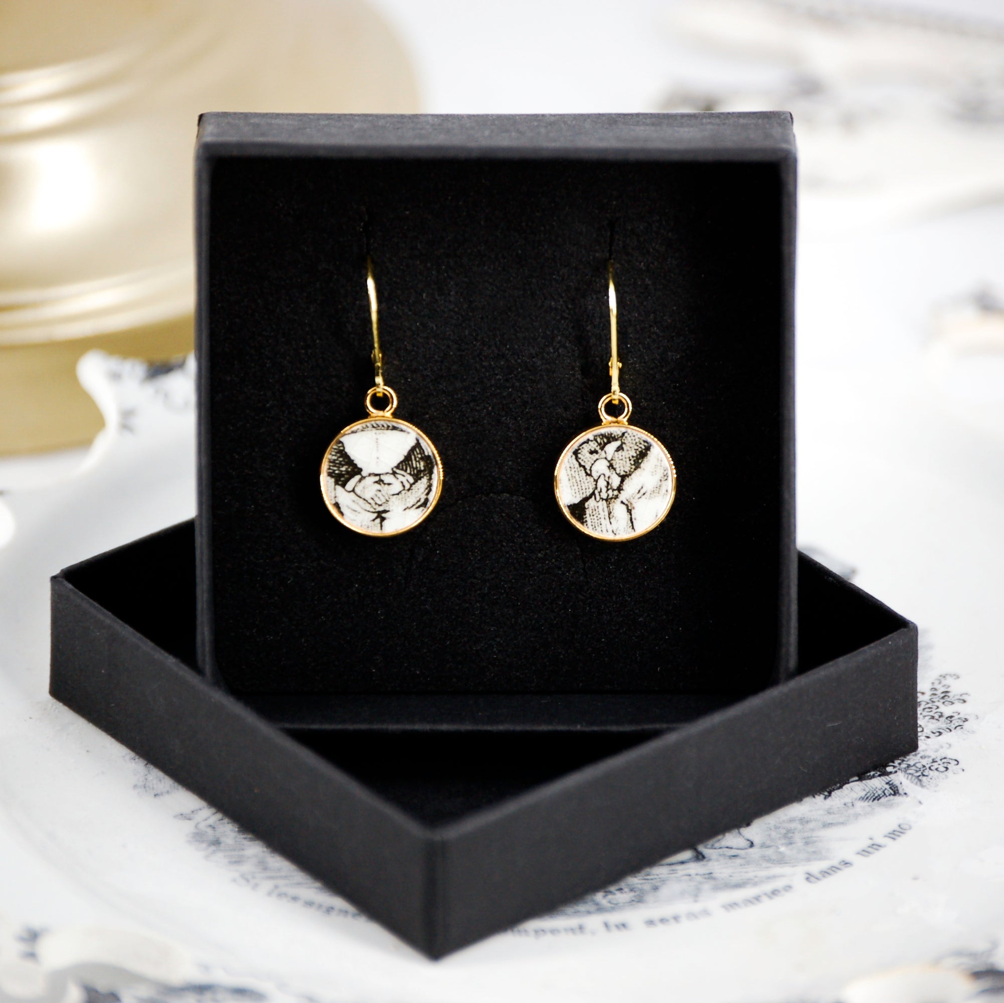 Boucles d'oreilles "De petites mains croisées", finition or