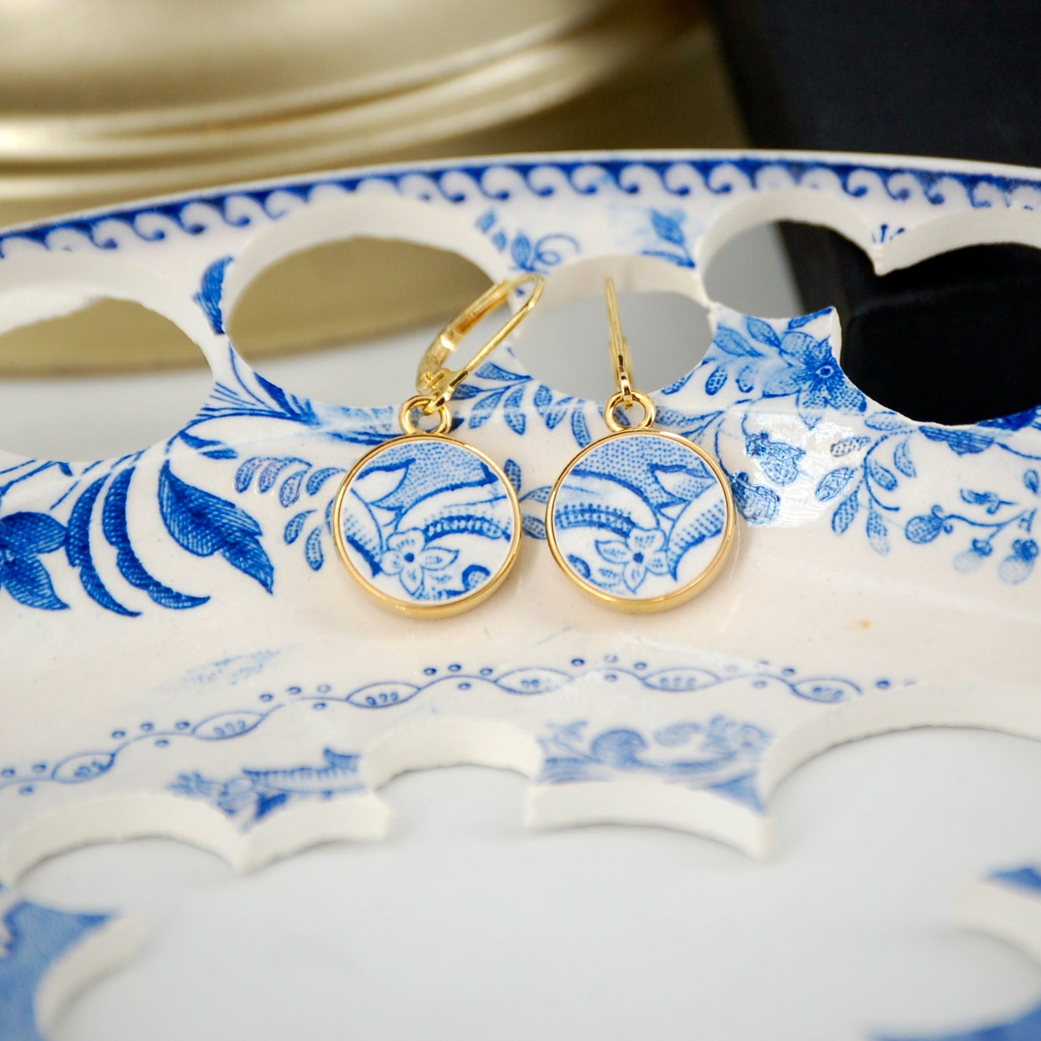 Boucles d'oreilles "Petites fleurs et volutes bleues", finition or