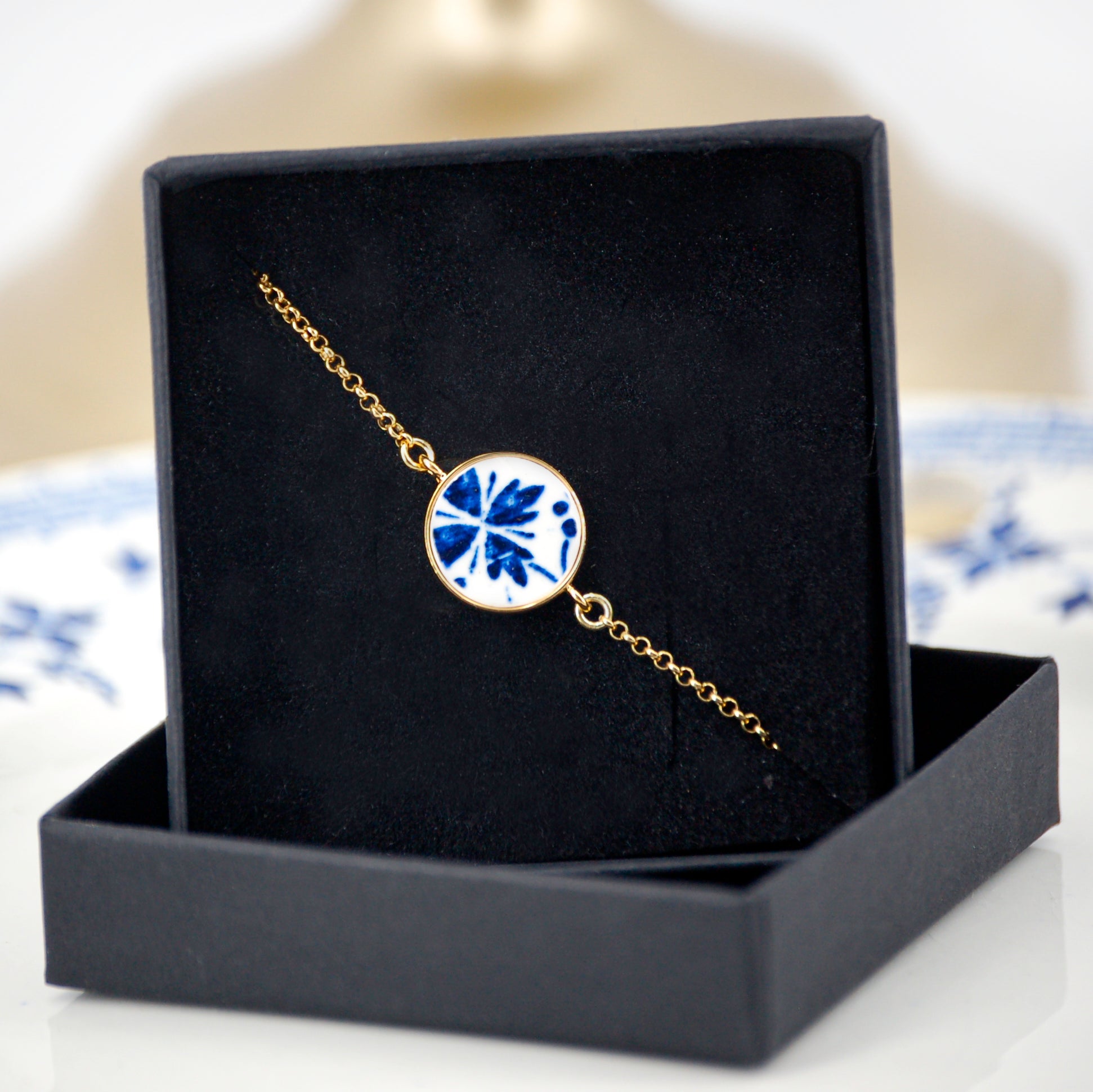 Bracelet ajustable "Fleur de bleuet stylisée"