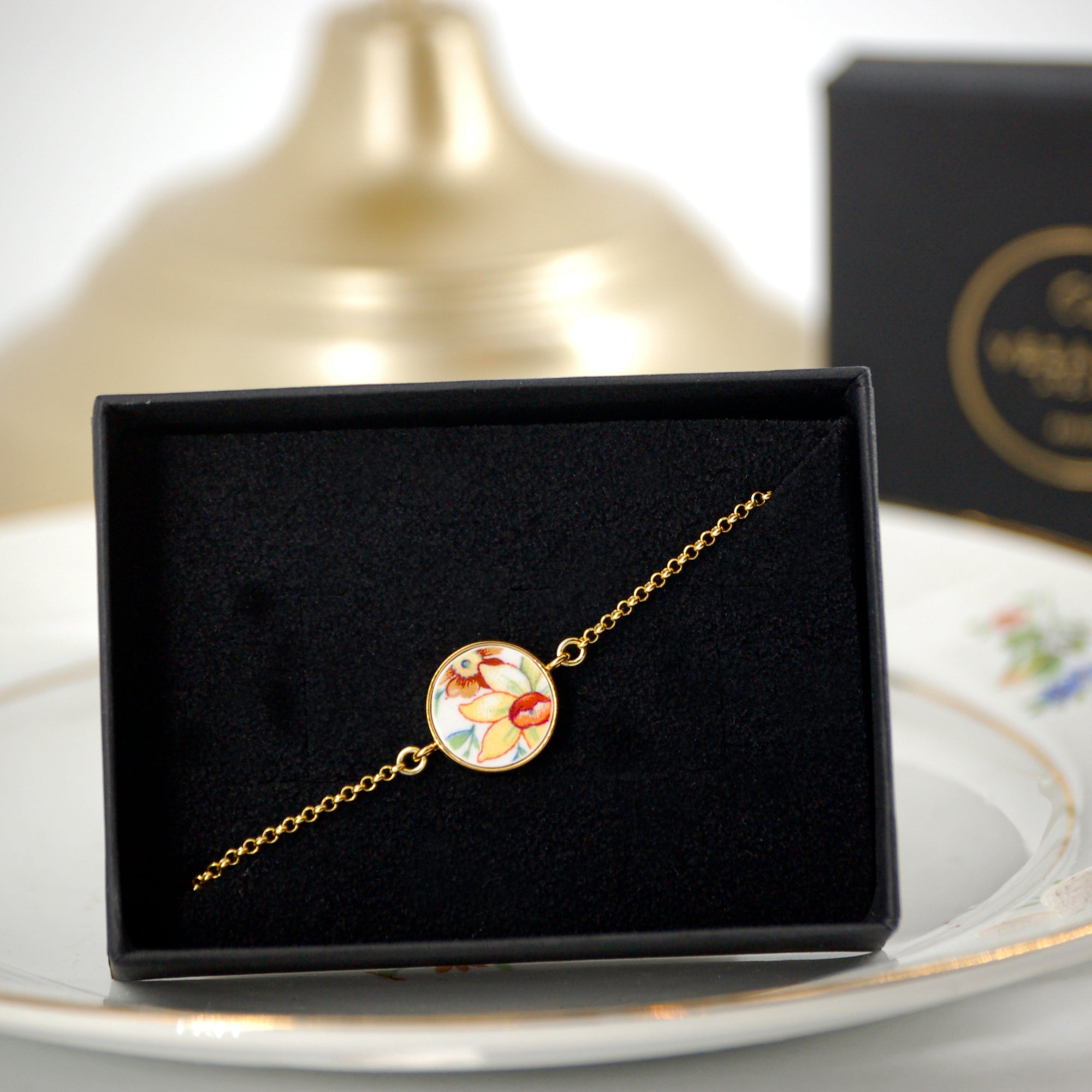 Bracelet ajustable "Fleur de jonquille", finition or