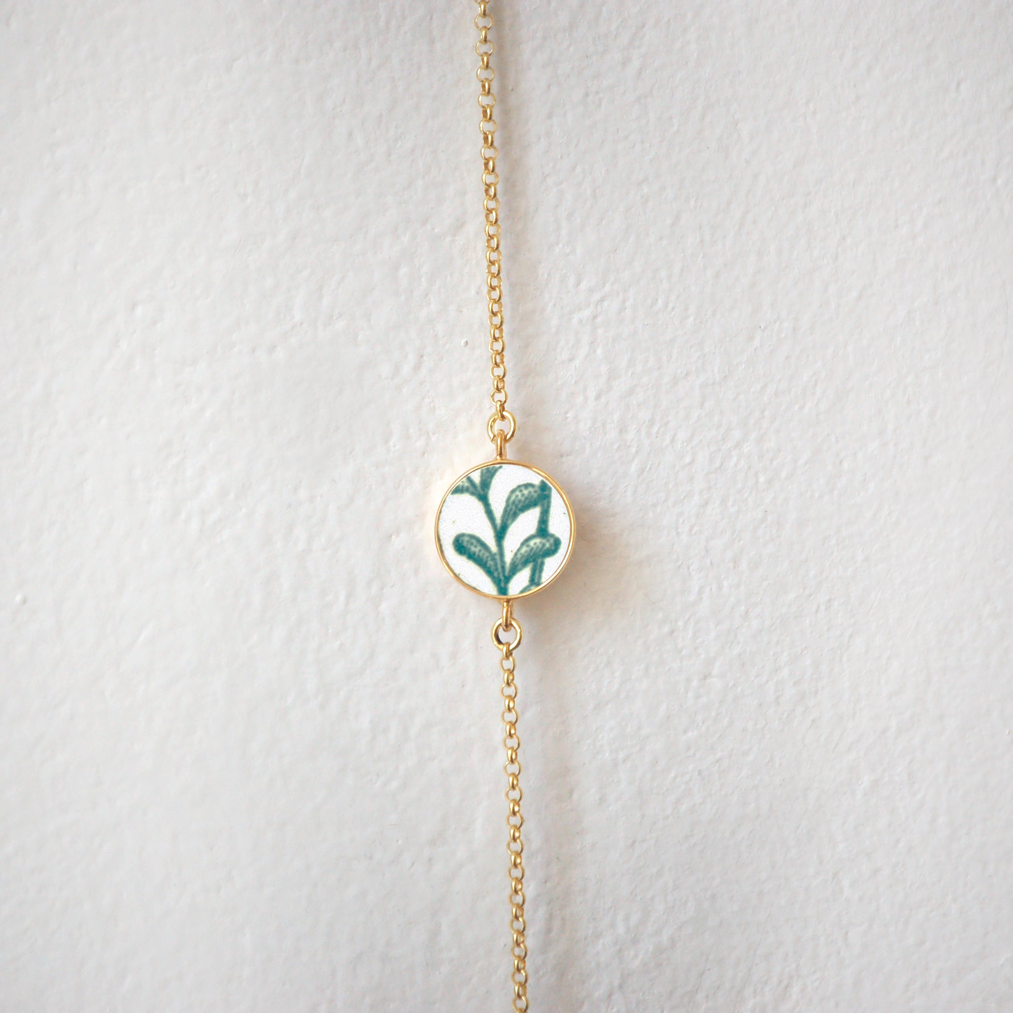 Bracelet ajustable "Feuilles vertes", finition or