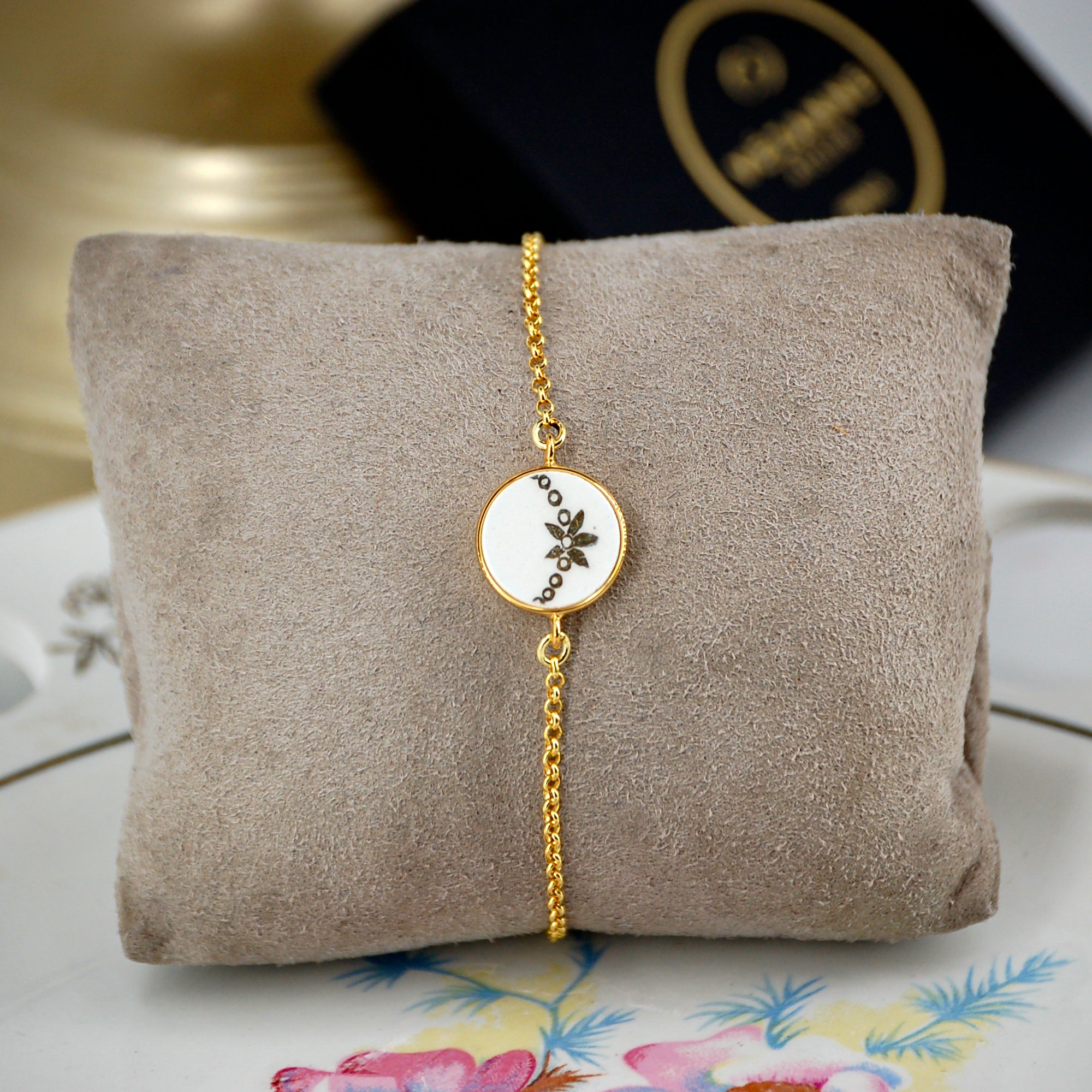 Bracelet ajustable "Petite fleur dorée sur chaînette", finition or