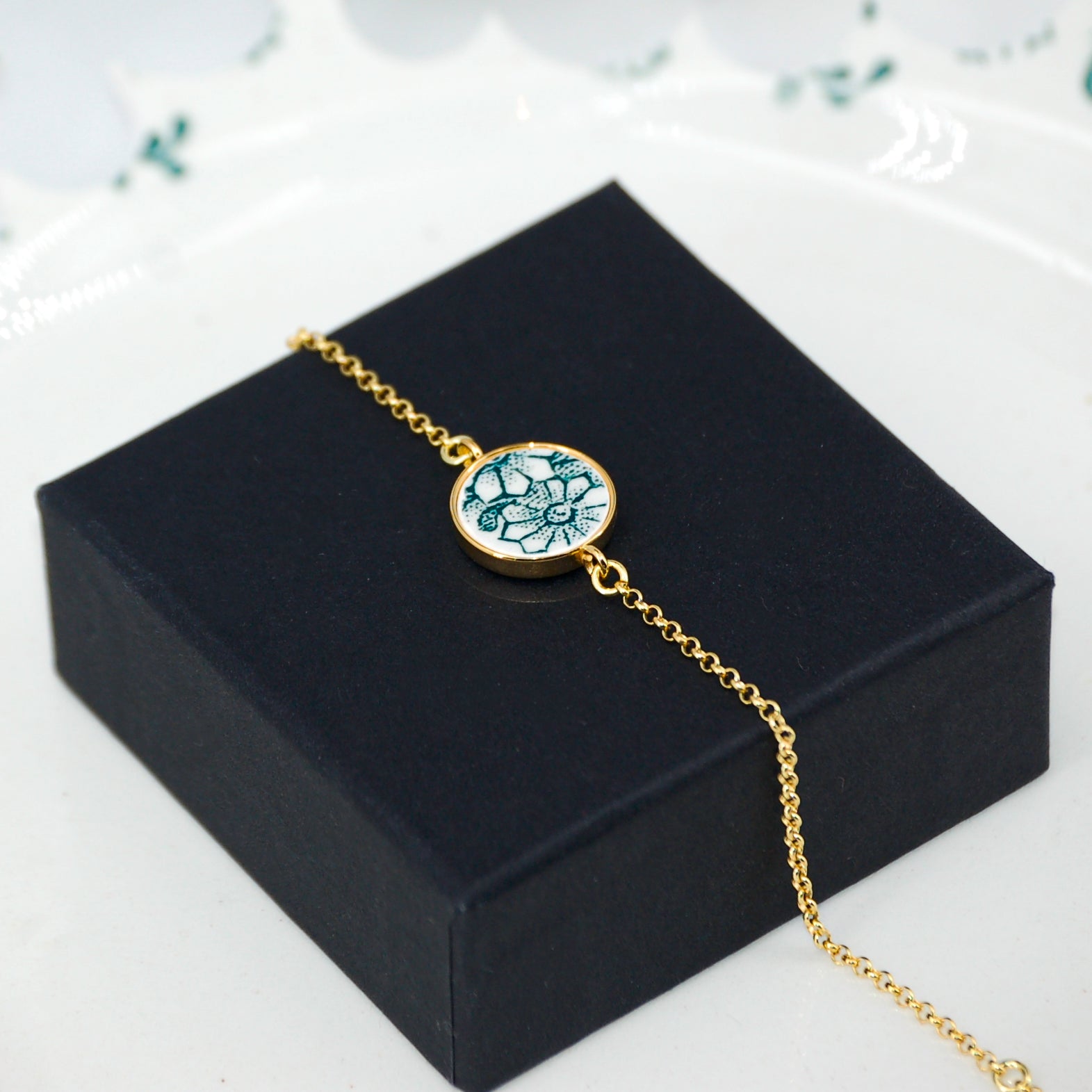 Bracelet ajustable "Fleurs vertes", finition or