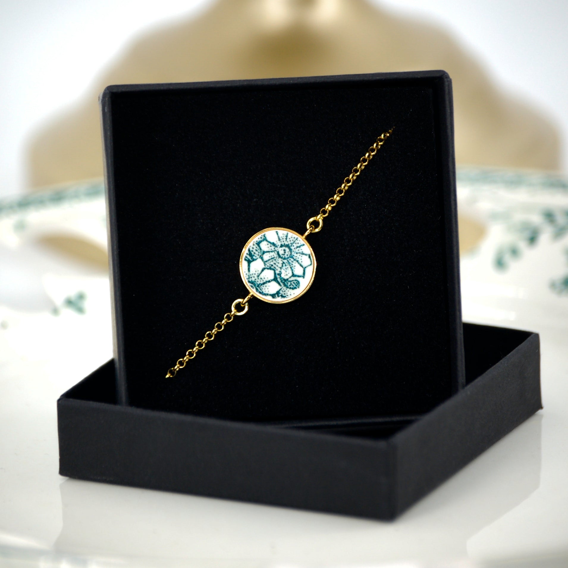 Bracelet ajustable "Fleurs vertes", finition or