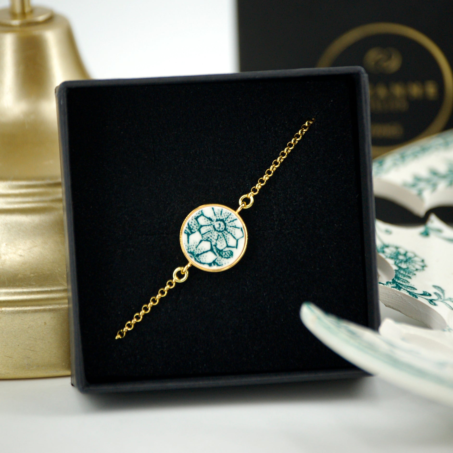 Bracelet ajustable "Fleurs vertes", finition or