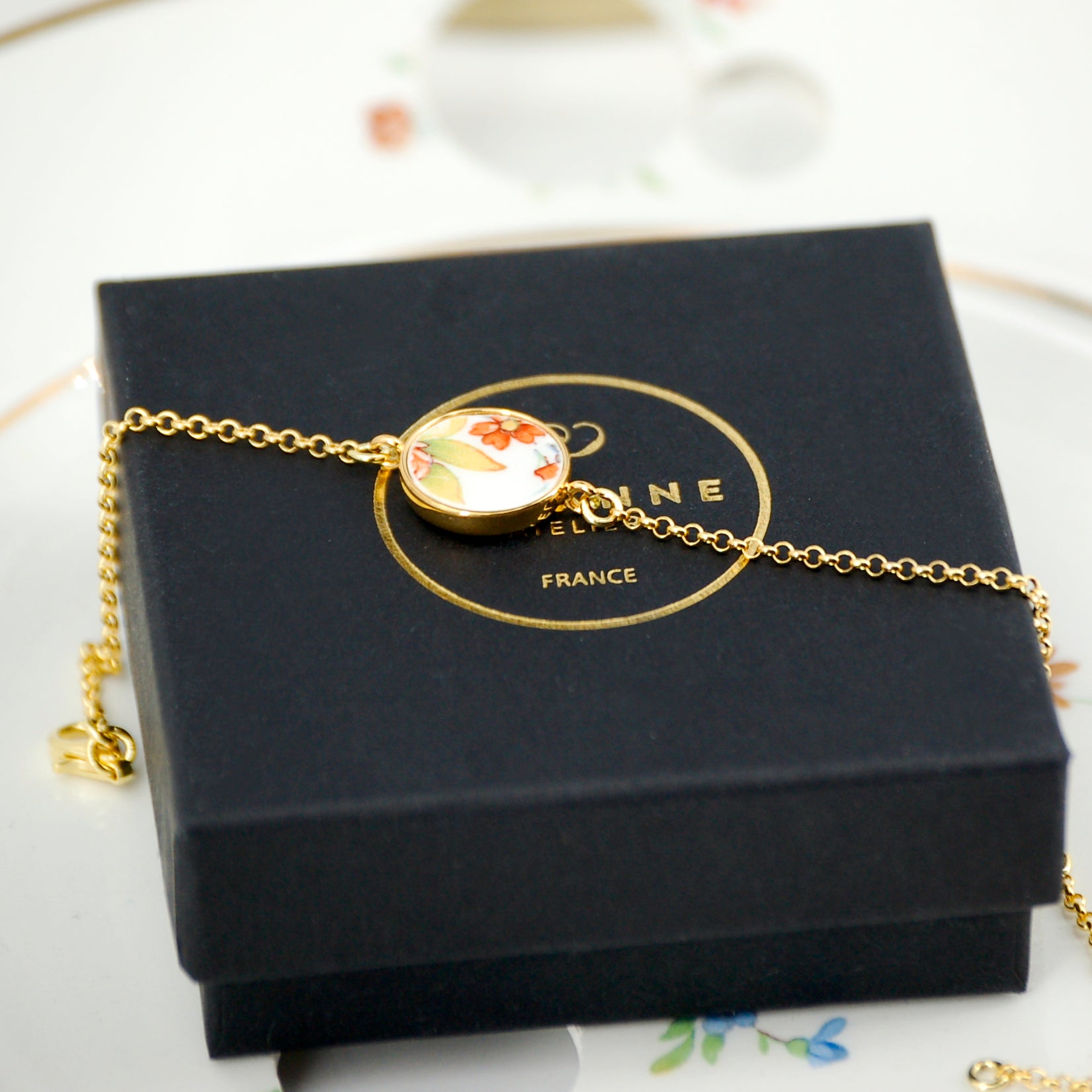 Bracelet ajustable "Fleur de jonquille", finition or