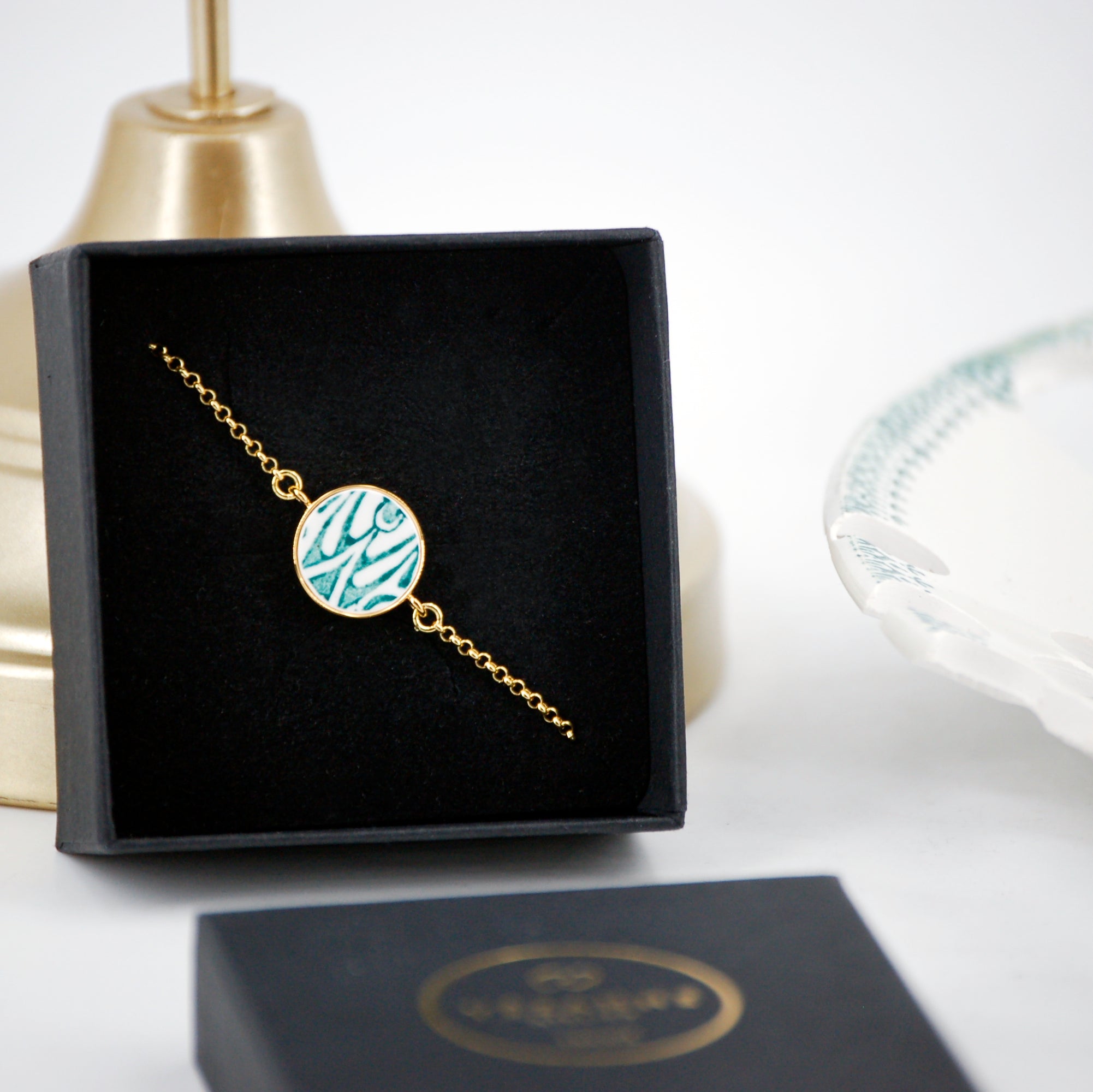 Bracelet ajustable "Motif vert Art nouveau", finition or