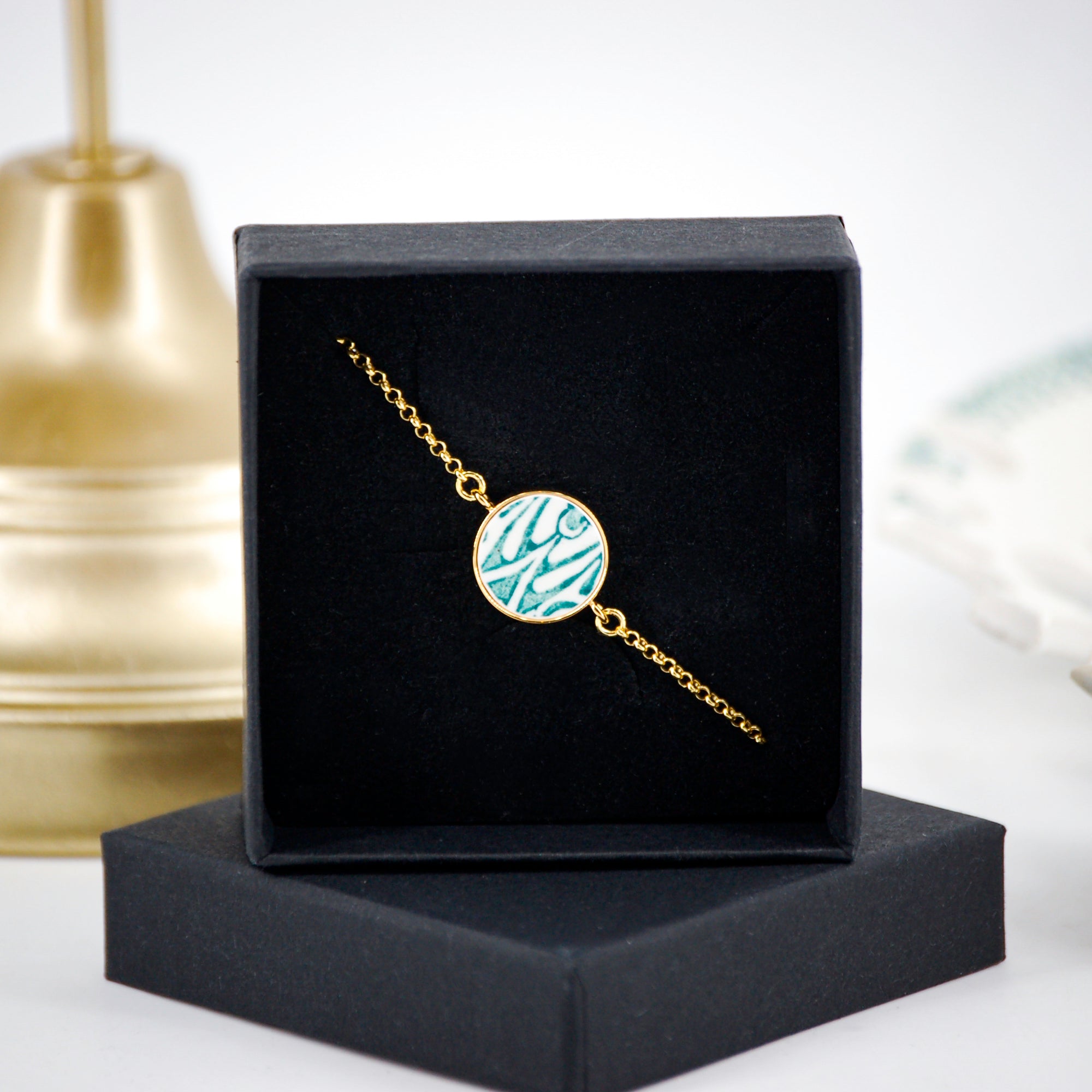 Bracelet ajustable "Motif vert Art nouveau", finition or