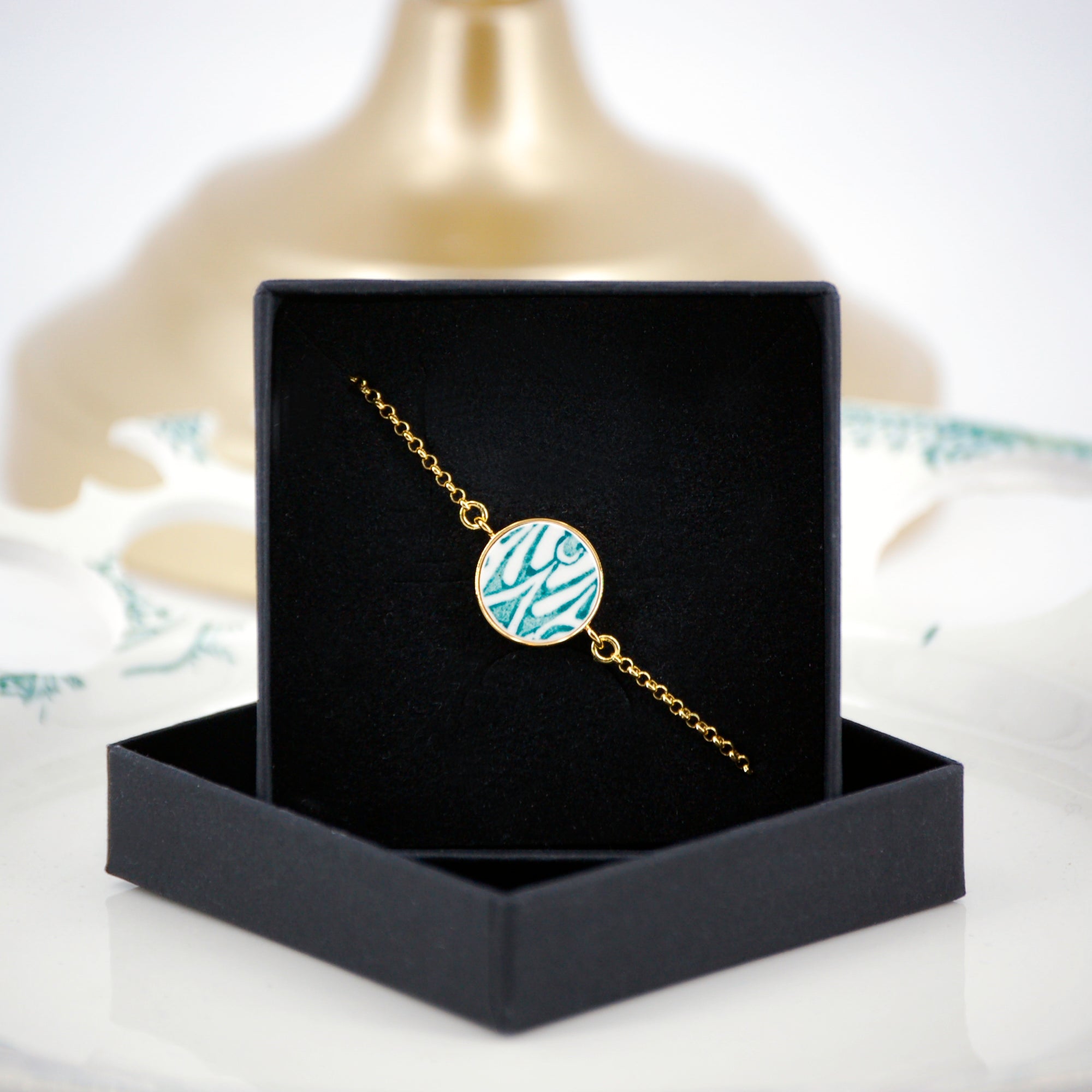 Bracelet ajustable "Motif vert Art nouveau", finition or