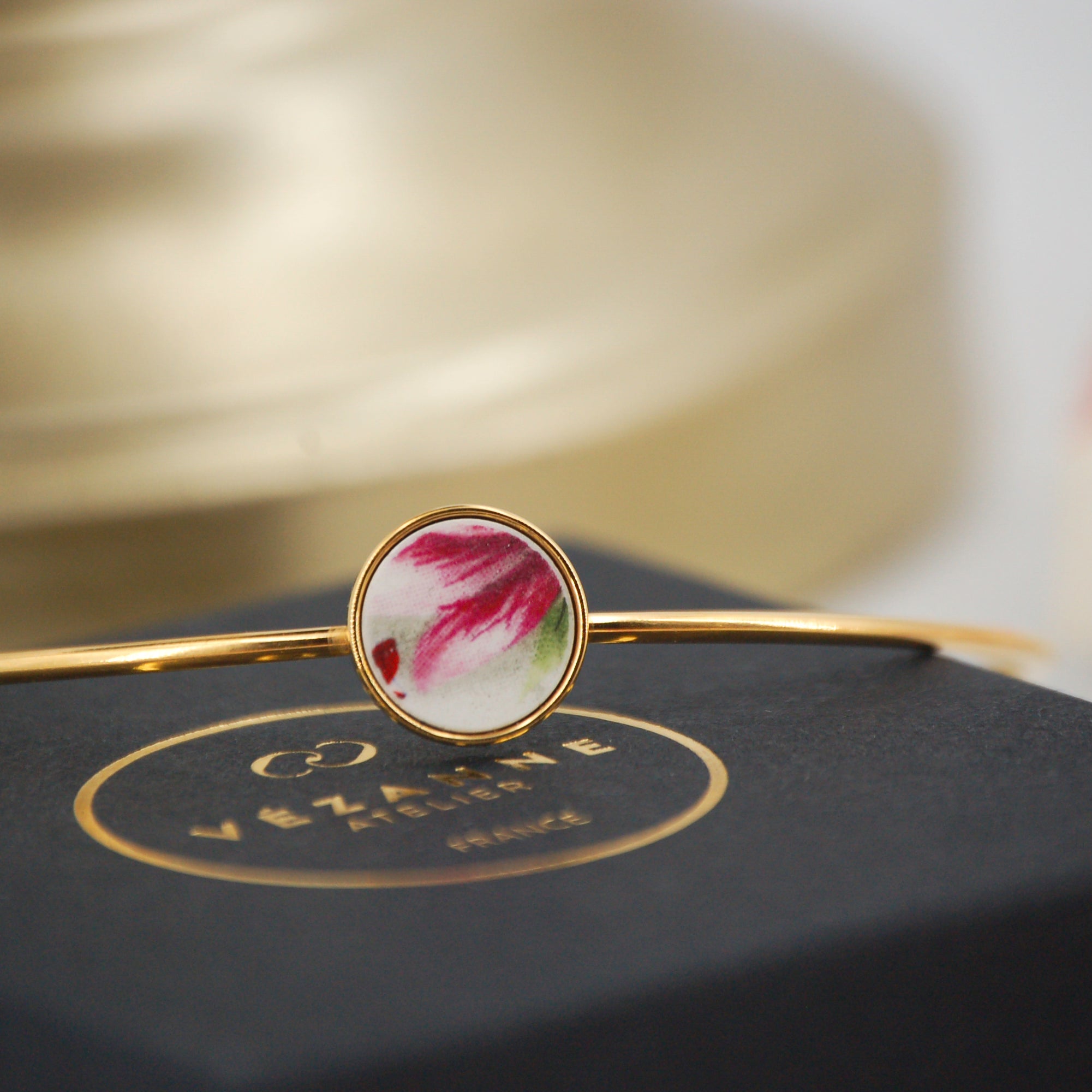 Bracelet ajustable "Pétales roses", finition or