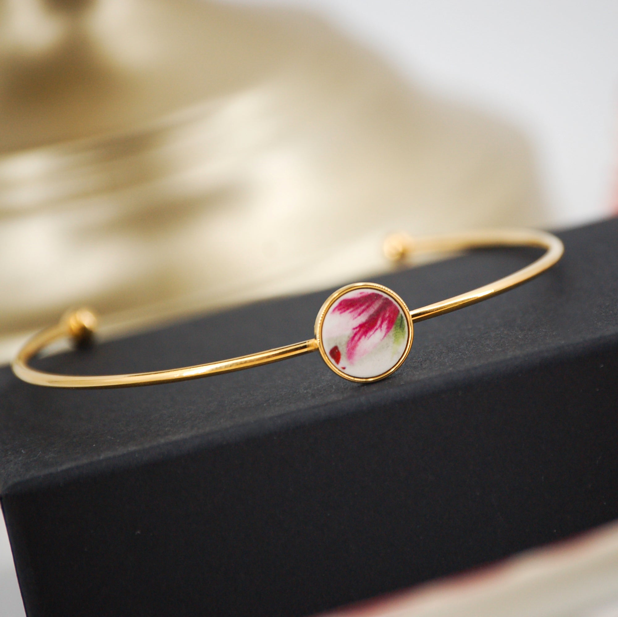 Bracelet ajustable "Pétales roses", finition or