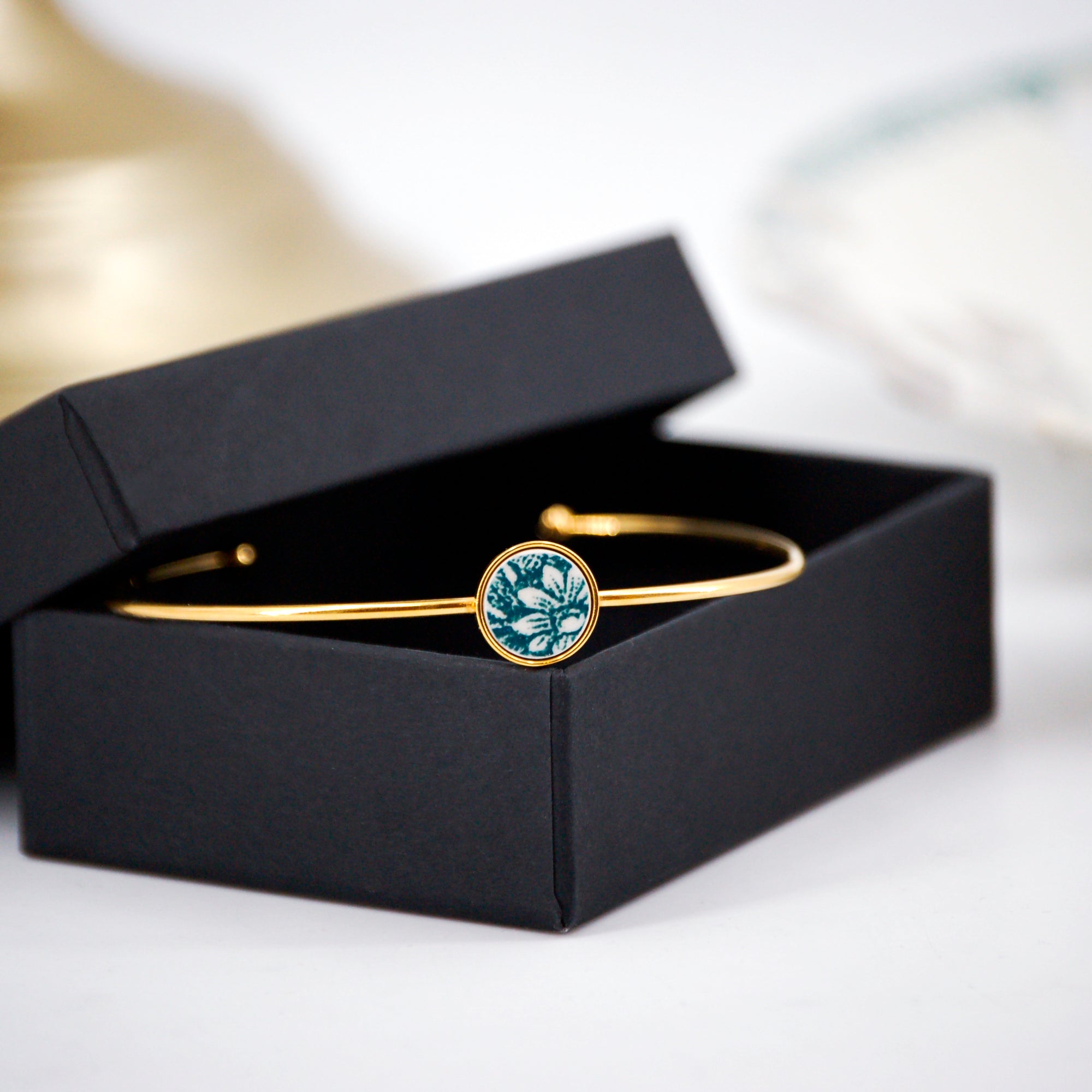 Bracelet ajustable "Petite fleur verte", finition or