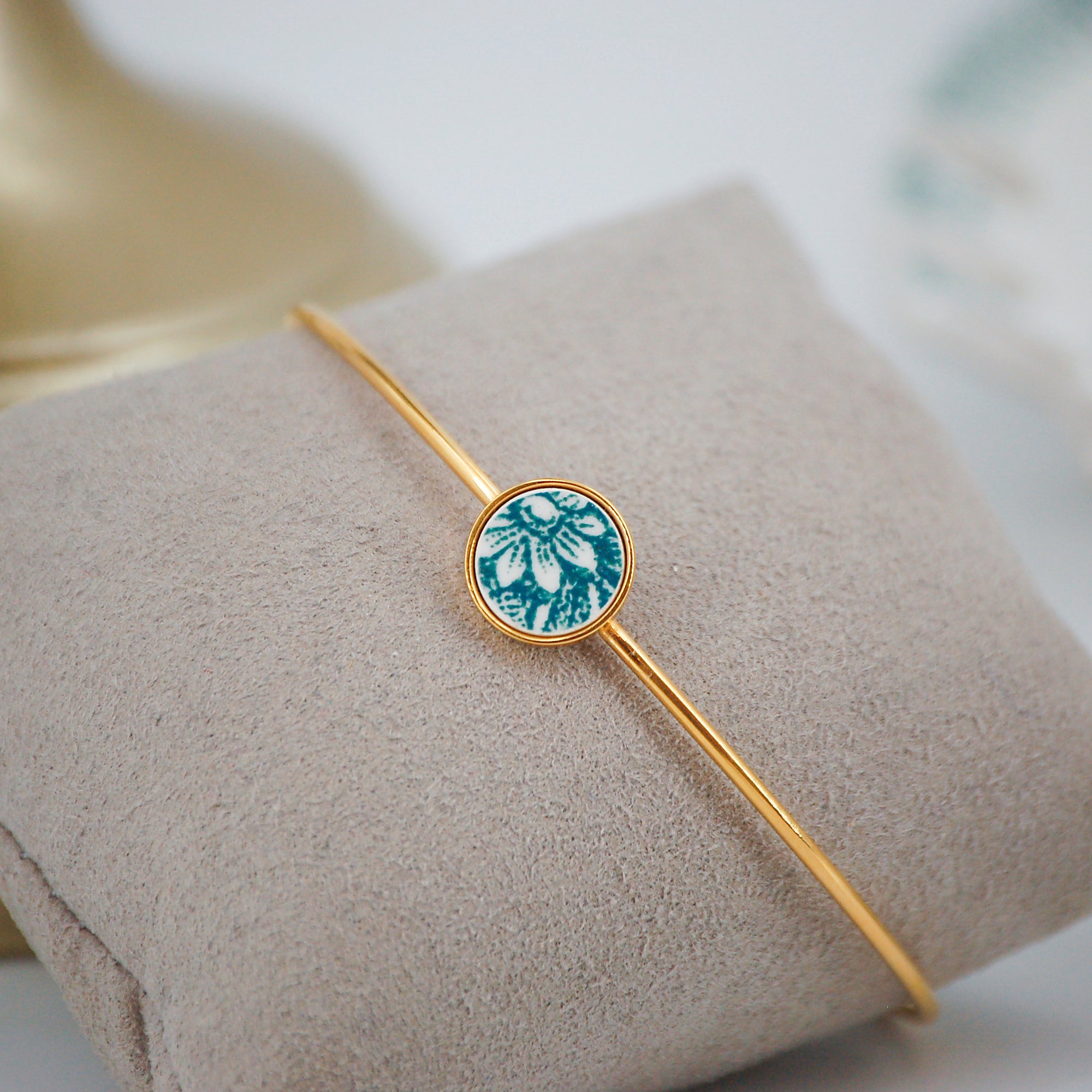 Bracelet ajustable "Petite fleur verte", finition or