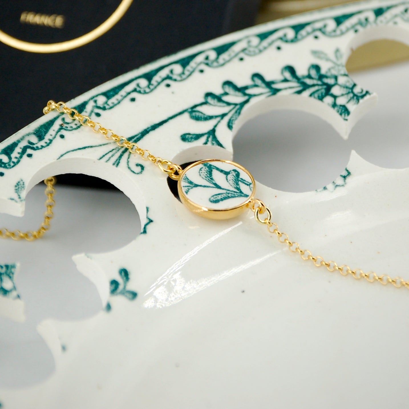 Bracelet ajustable "Feuilles vertes", finition or