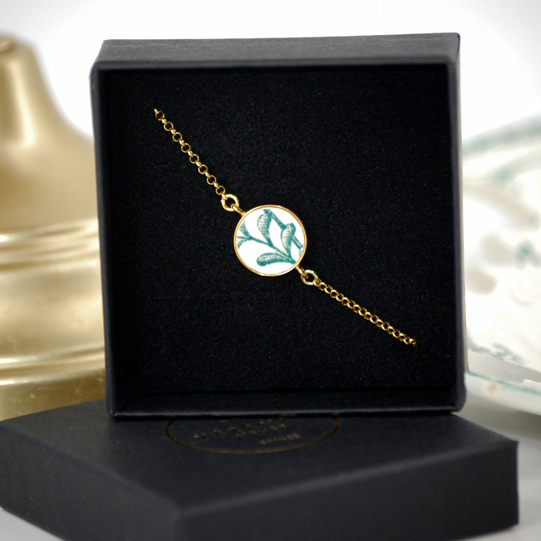 Bracelet ajustable "Feuilles vertes", finition or