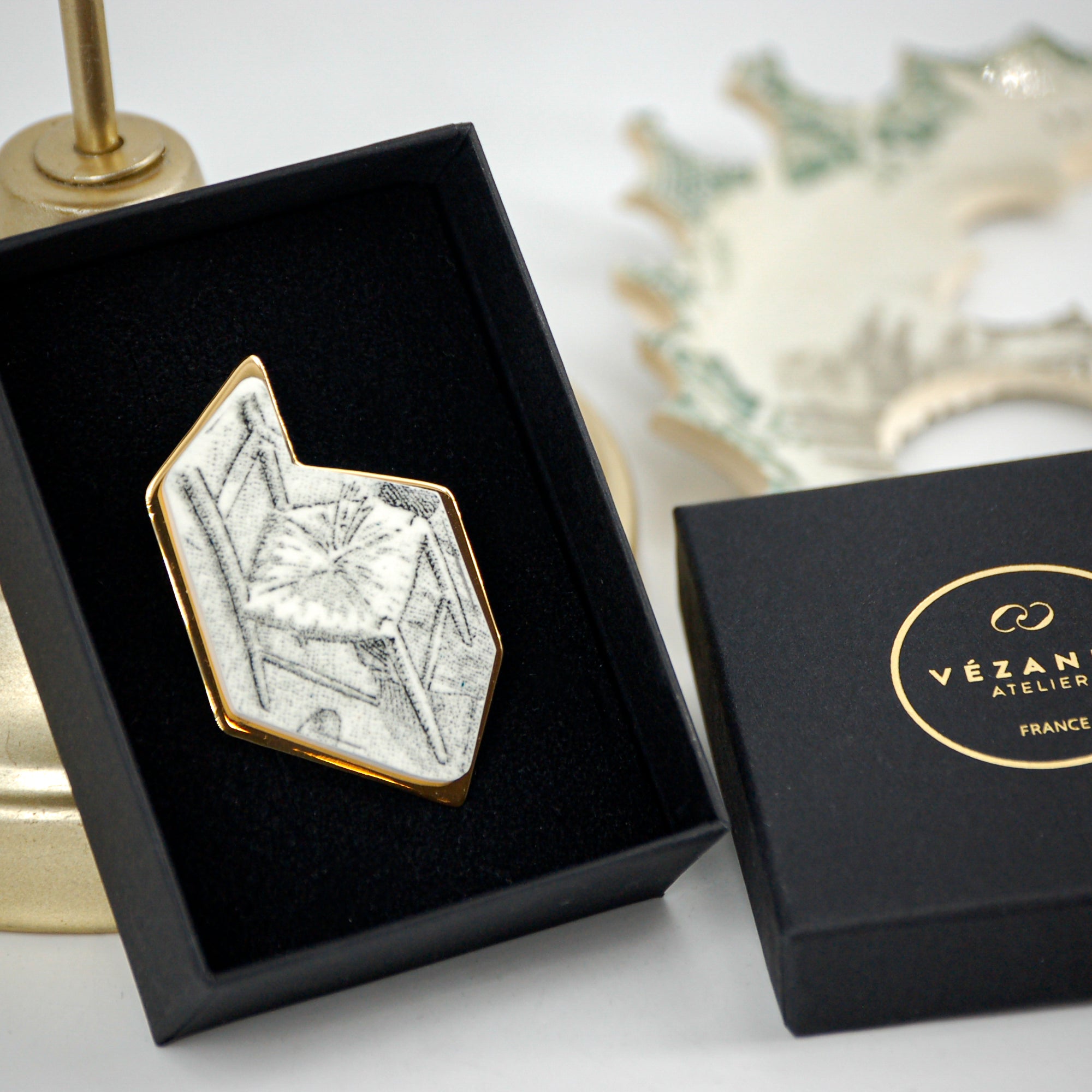 Broche "La Chaise", finition or