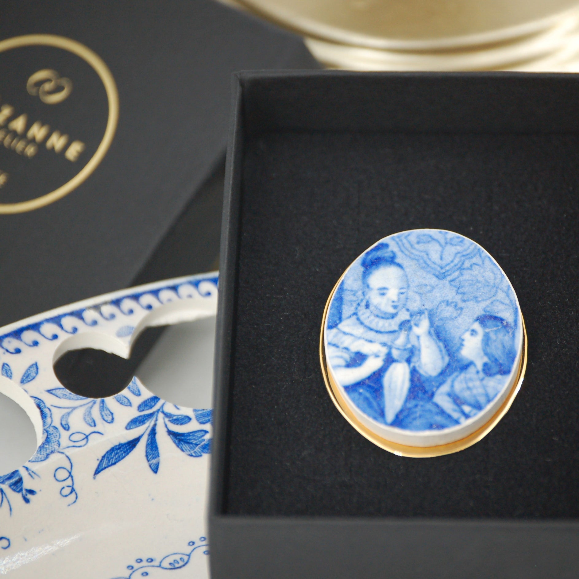 Broche "Les jeunes filles", finition or